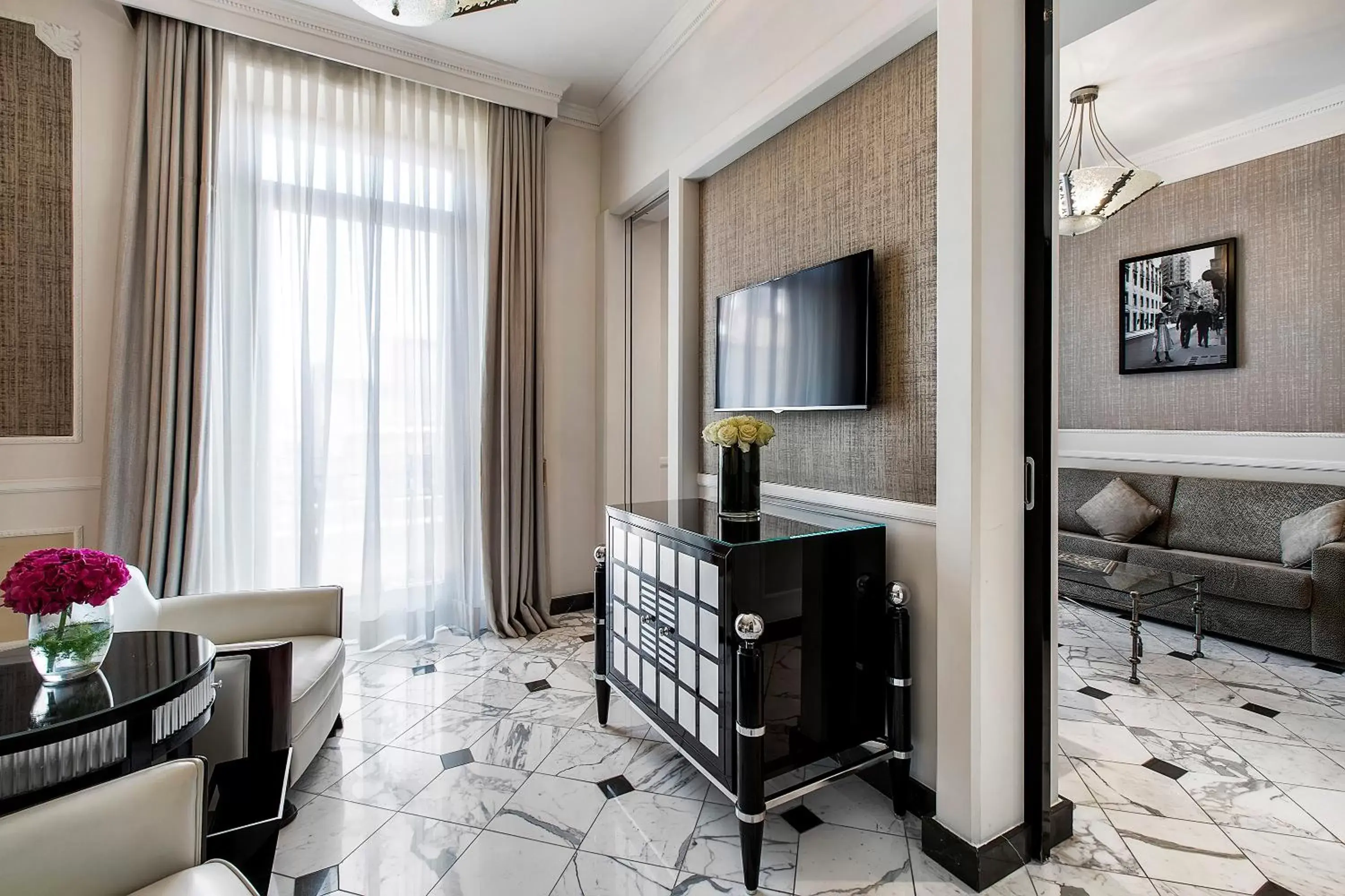 Bedroom, TV/Entertainment Center in Baglioni Hotel Regina - The Leading Hotels of the World