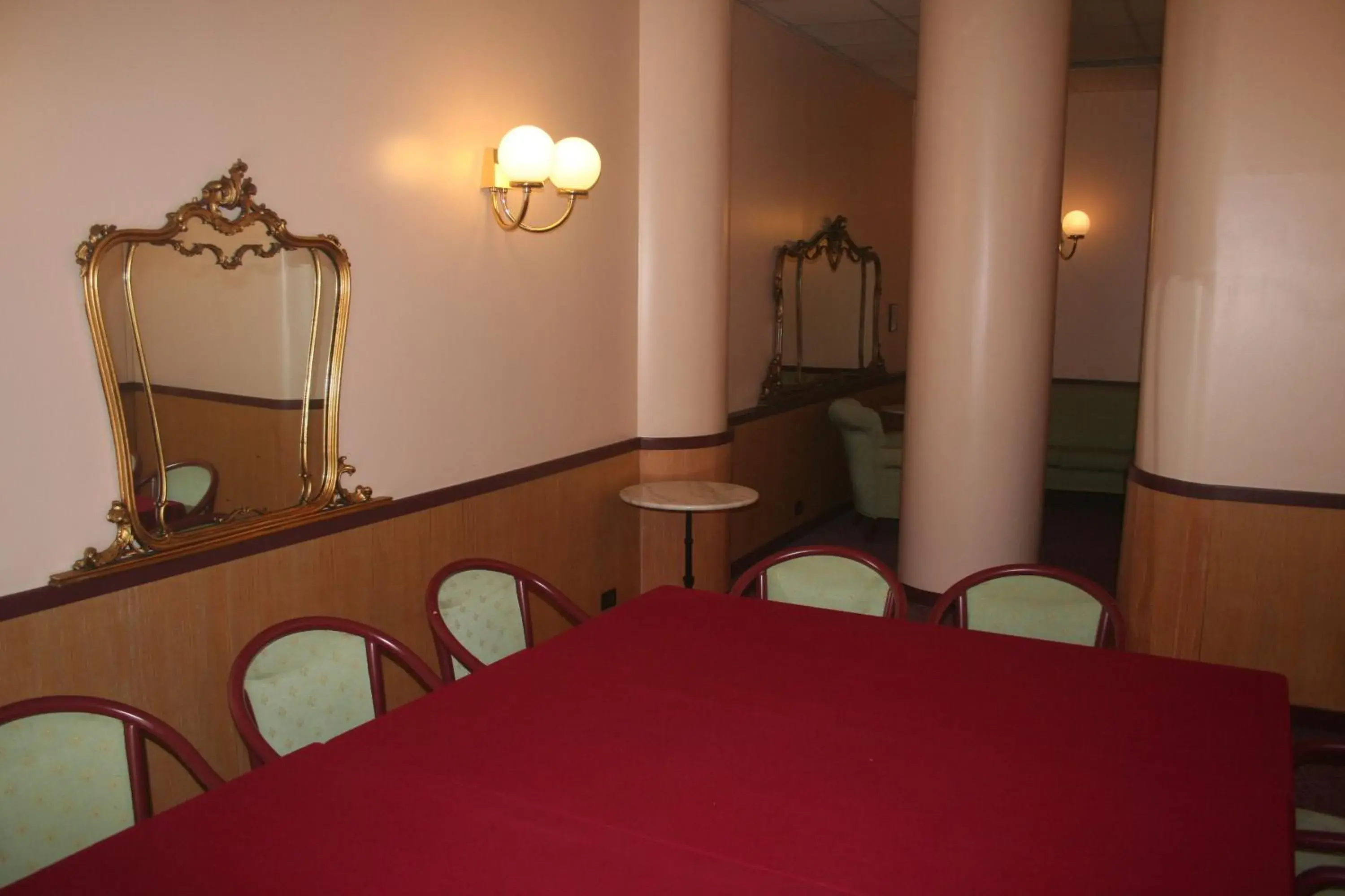 Business facilities, Bed in Albert Hotel