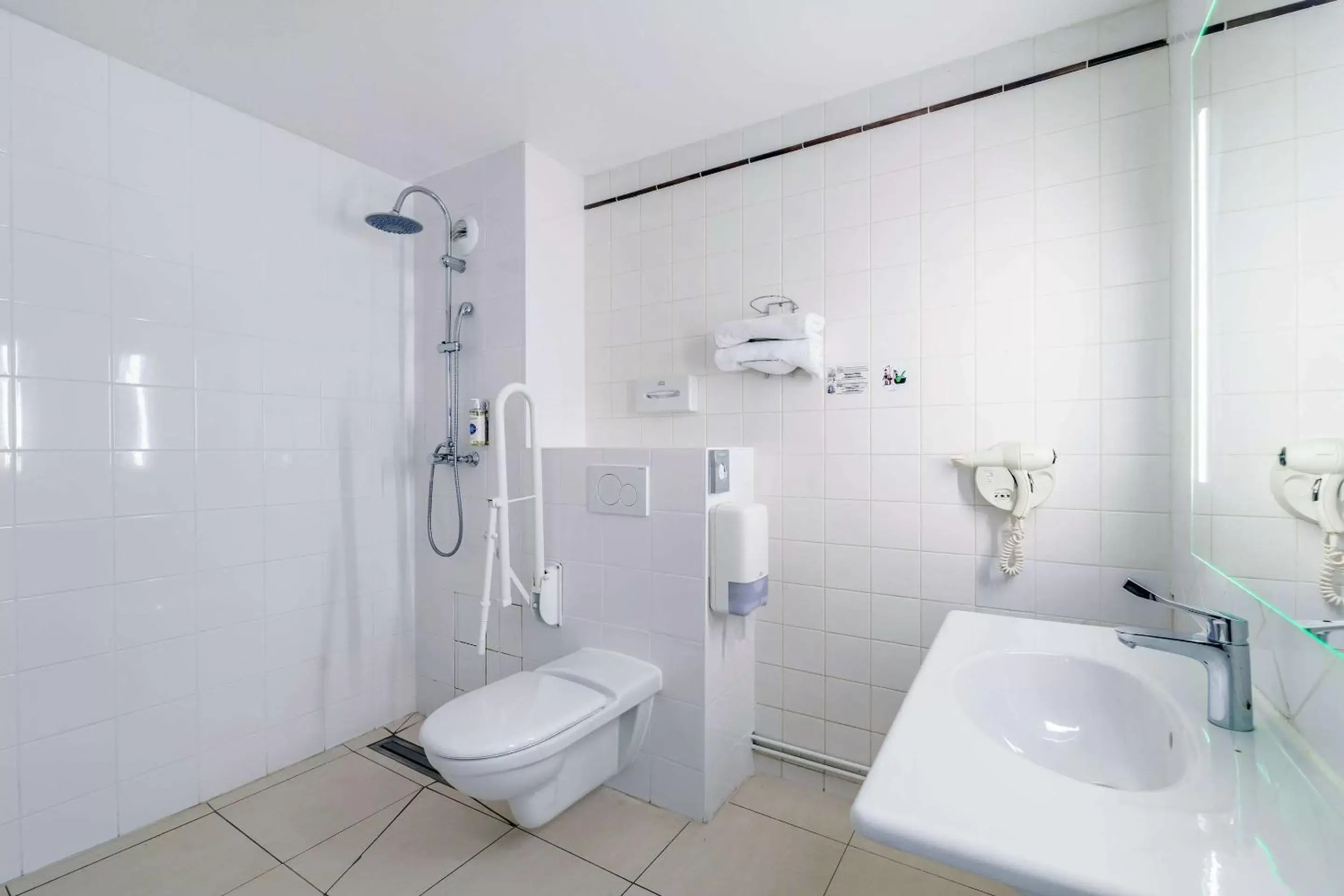 Bedroom, Bathroom in Comfort Hotel Paris Porte d'Ivry