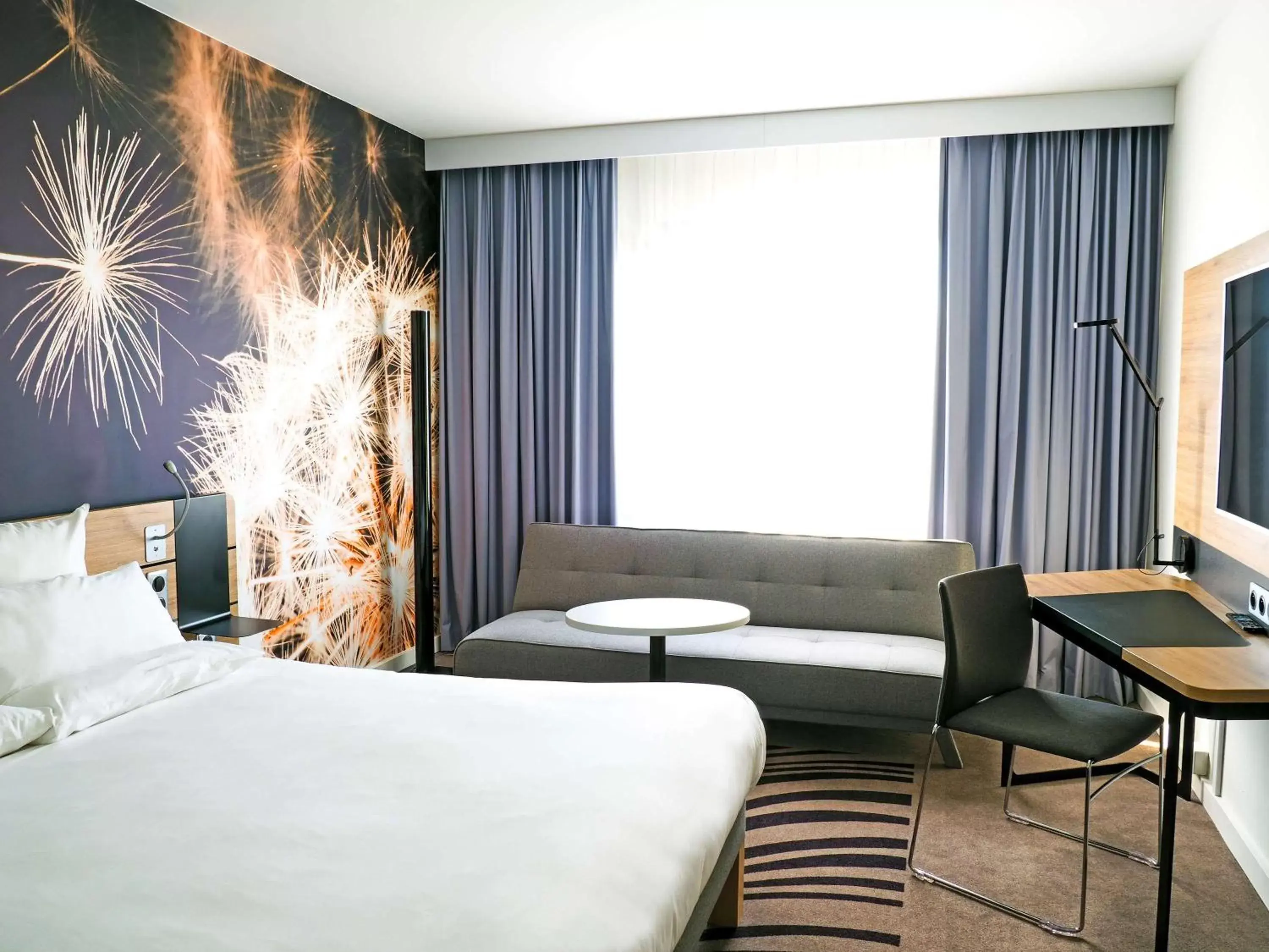 Photo of the whole room, Bed in Novotel Katowice Centrum