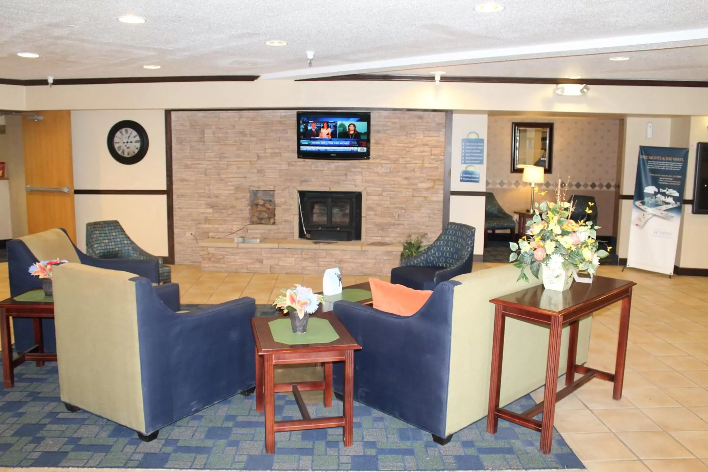 Communal lounge/ TV room, Lobby/Reception in Days Inn & Suites by Wyndham Bridgeport - Clarksburg