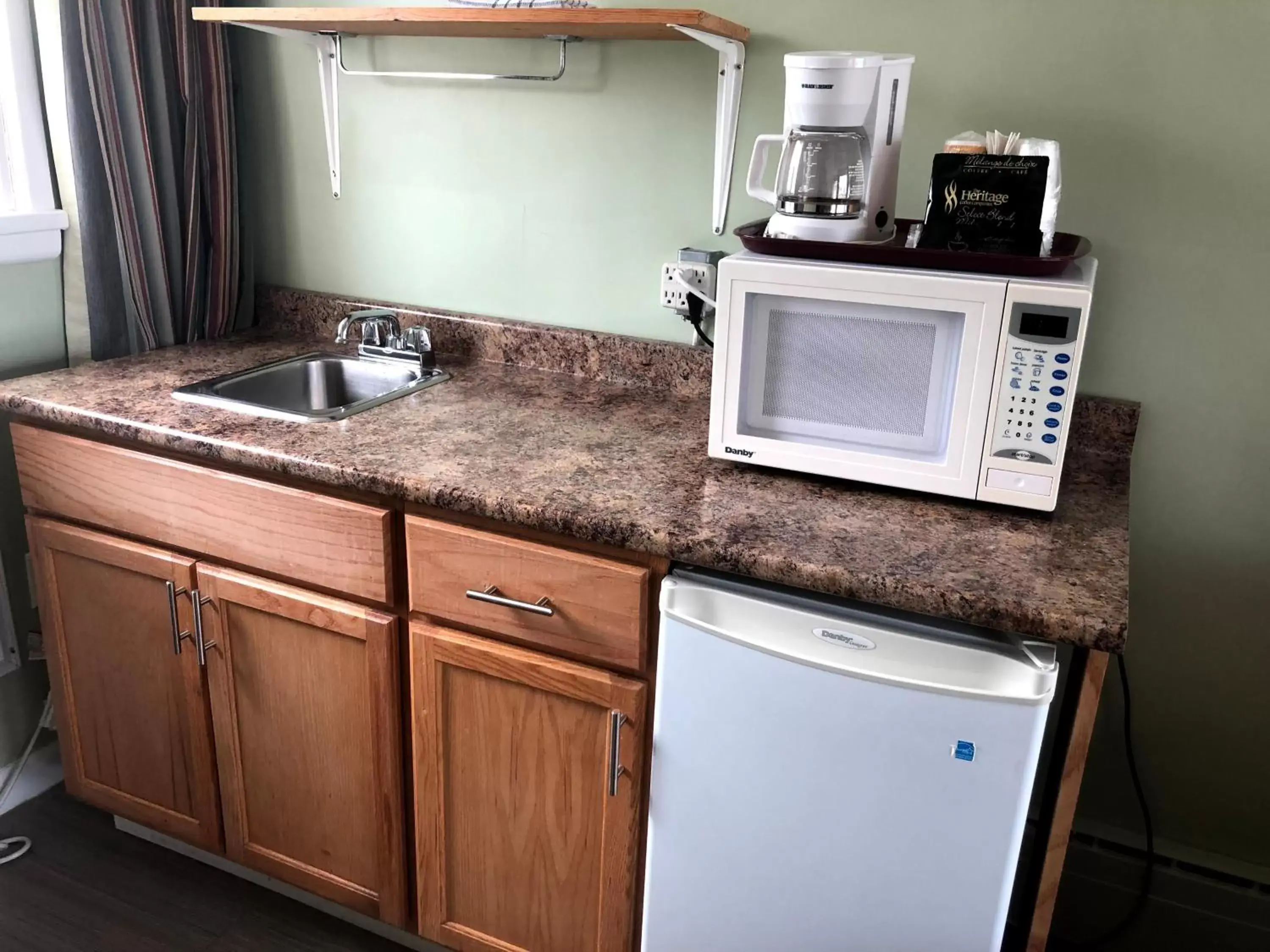 Kitchen/Kitchenette in Perth Plaza Inn & Suites