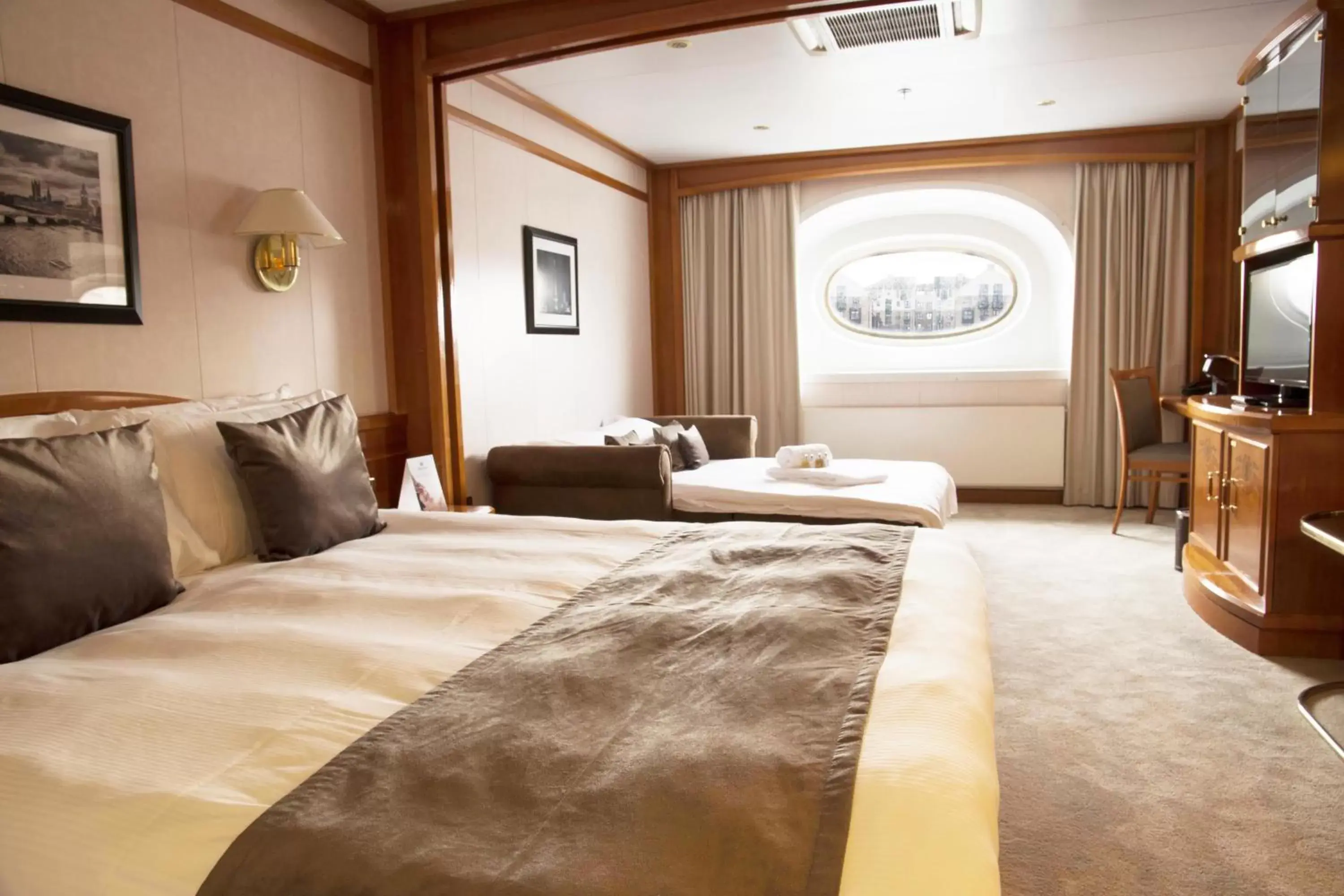 Photo of the whole room, Bed in Sunborn London Yacht Hotel