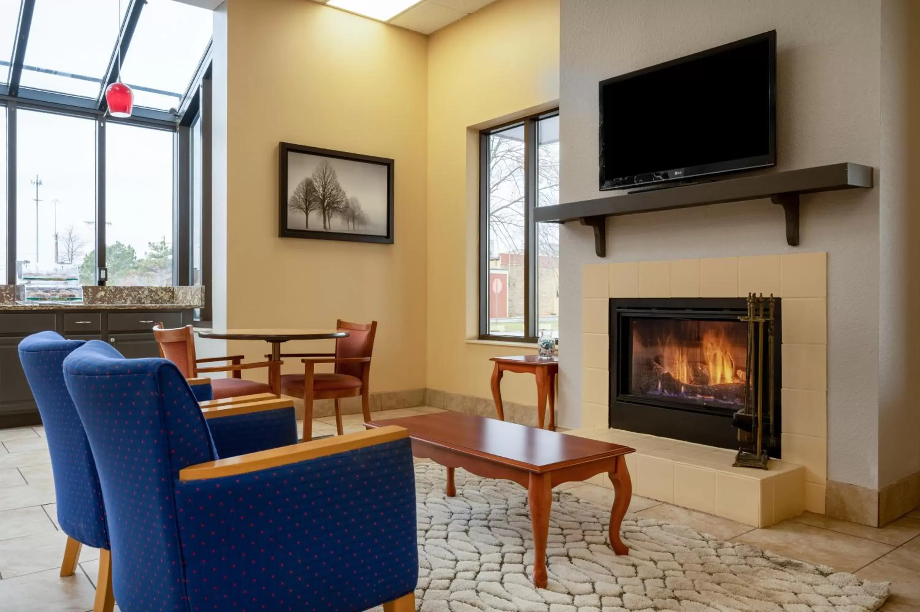 Seating area, TV/Entertainment Center in Super 8 by Wyndham Perrysburg-Toledo