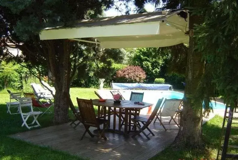 Patio, Swimming Pool in Chambres d'Hôtes Mado et Lulu