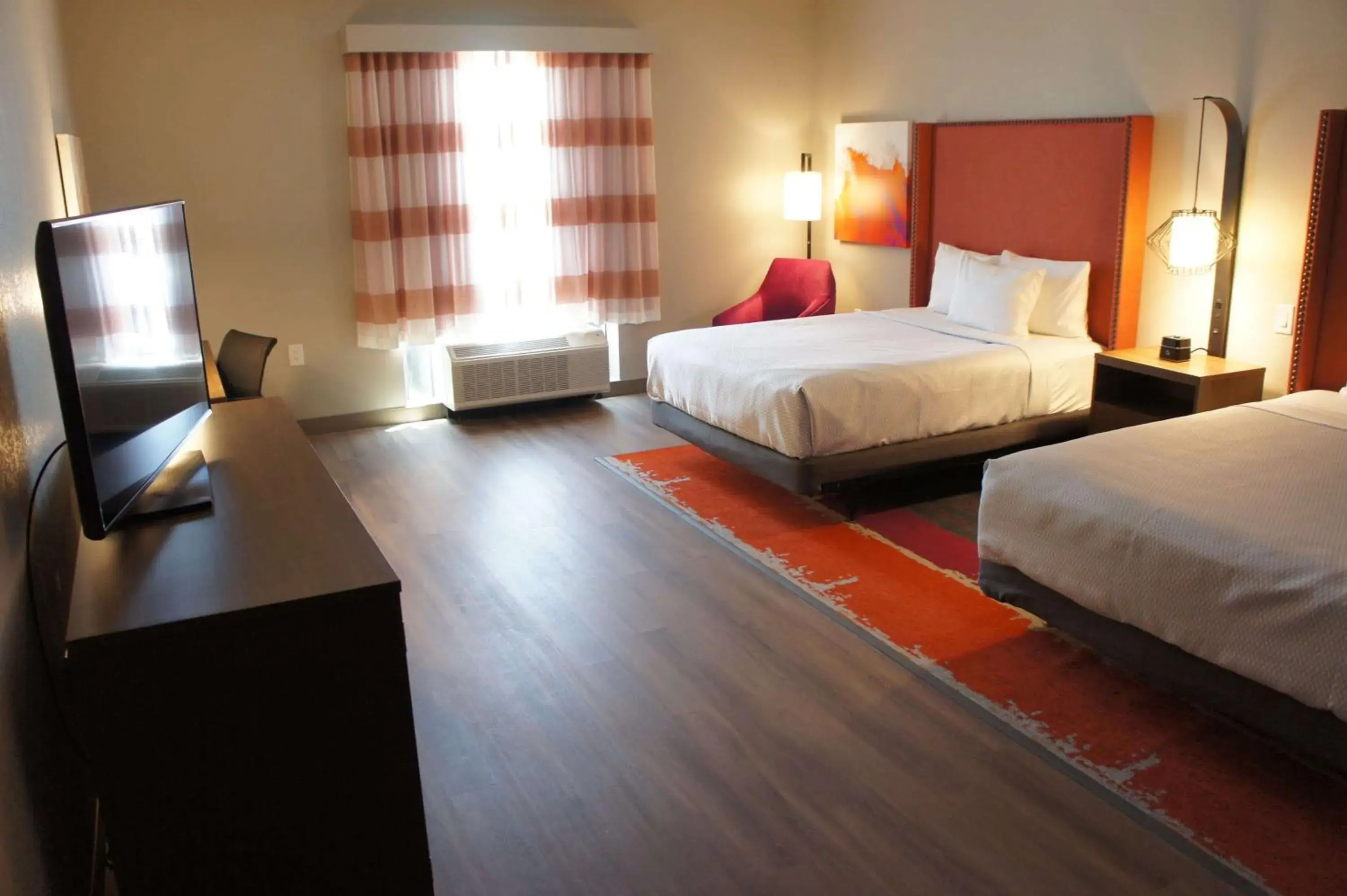 Photo of the whole room, Bed in La Quinta Inn & Suites by Wyndham Perry