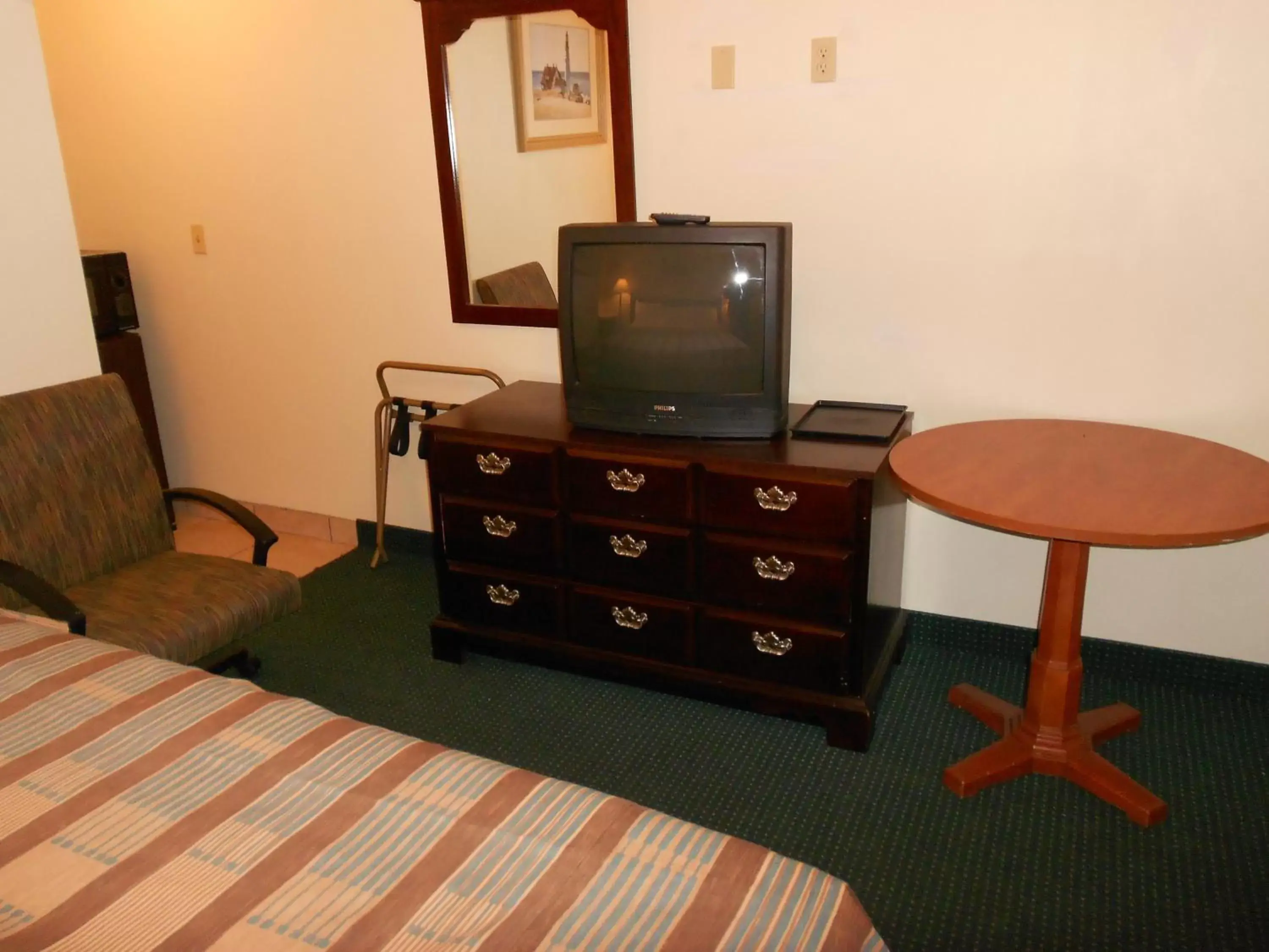 TV and multimedia, TV/Entertainment Center in Rodeway Inn