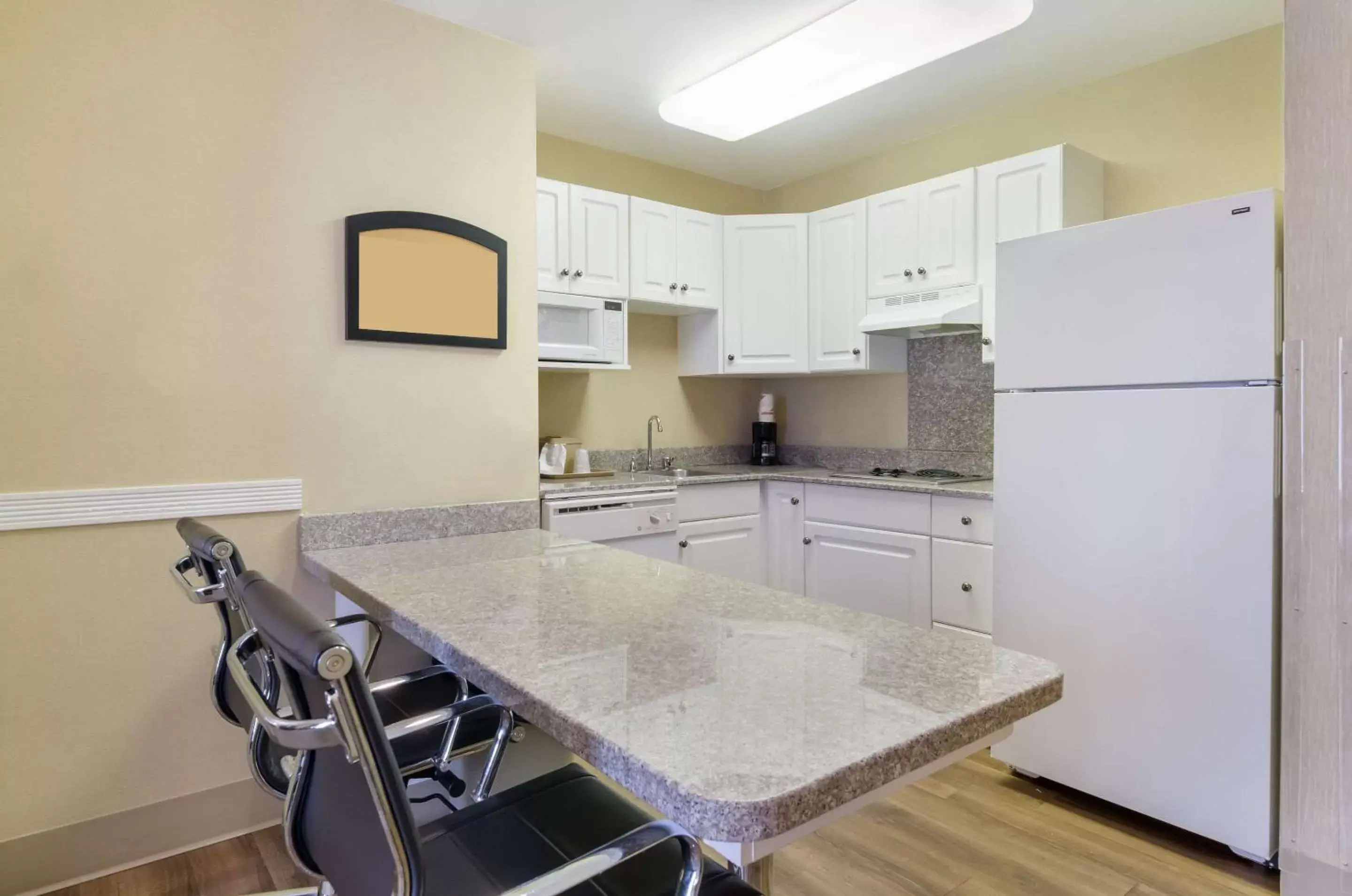Bedroom, Kitchen/Kitchenette in MainStay Suites Airport