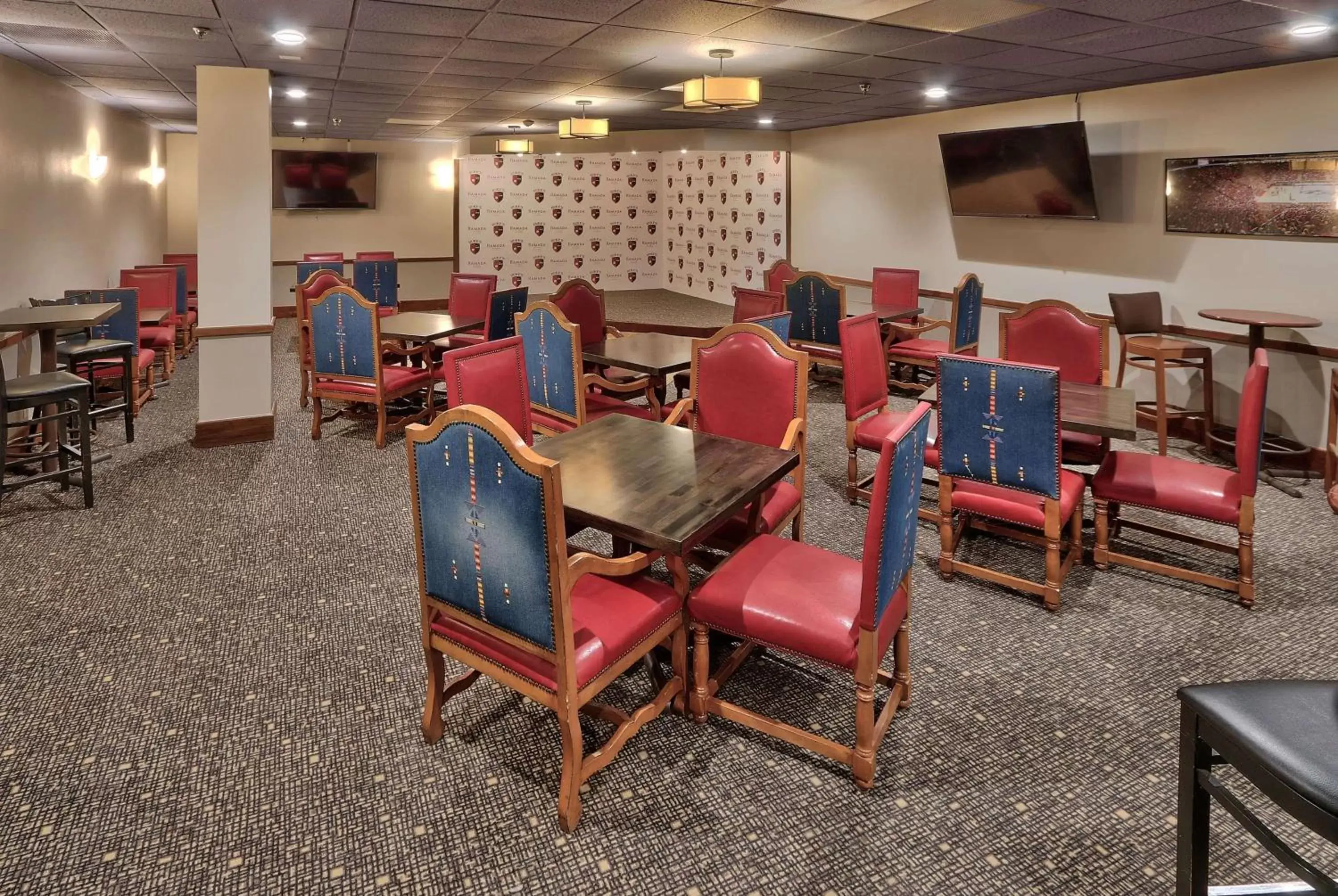 Lounge or bar in Ramada by Wyndham Albuquerque Midtown