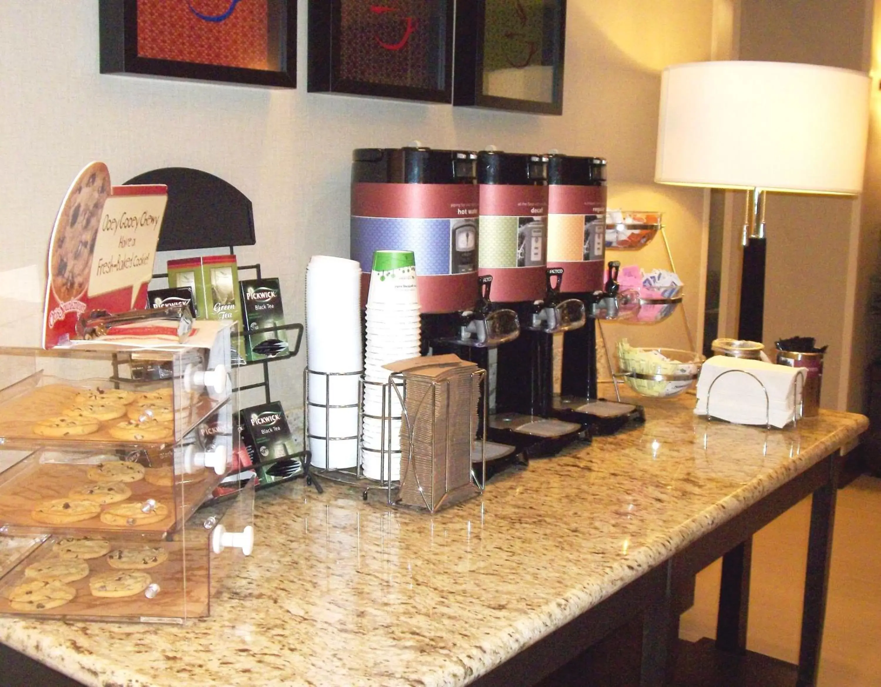 Dining area, Kitchen/Kitchenette in Hampton Inn & Suites Manteca