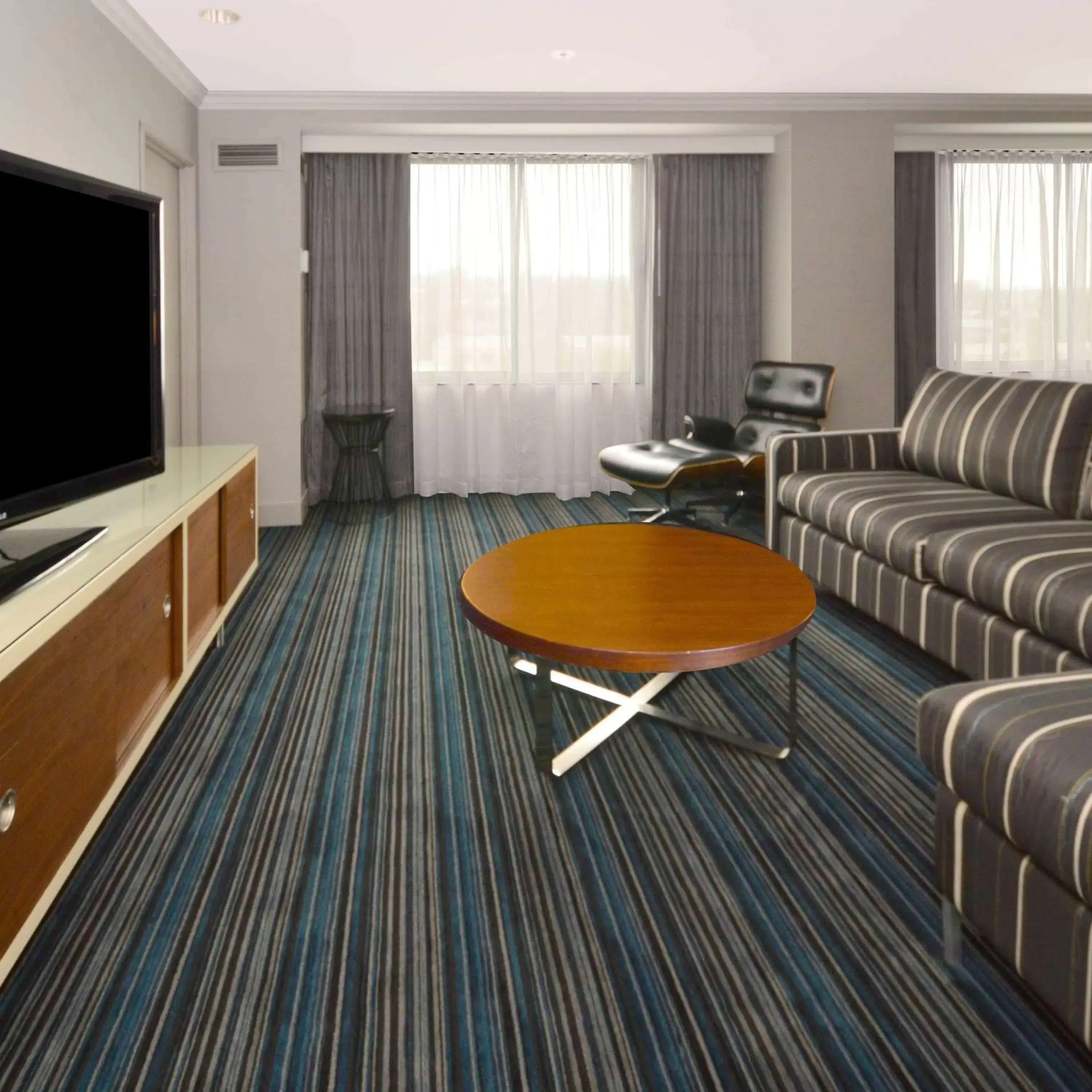 Living room, Seating Area in DoubleTree by Hilton Newark-Fremont