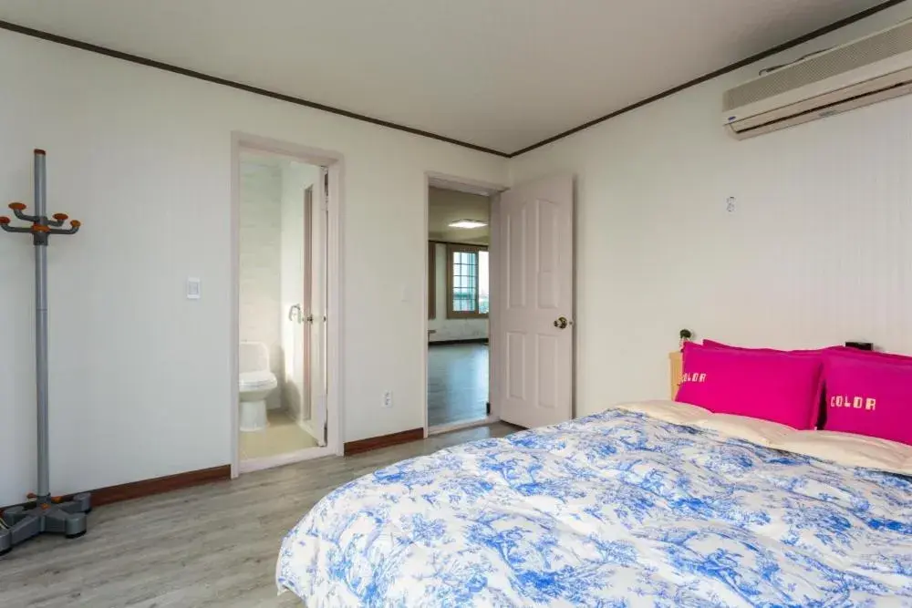 Shower, Bed in Jeju Wayo Pension Shower, Bed in Jeju Wayo Pension