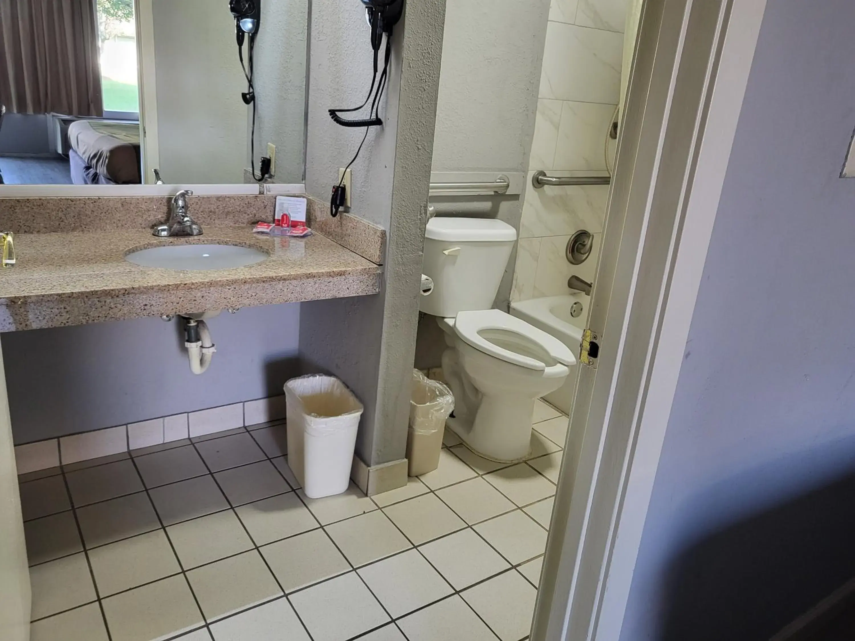 Bath, Bathroom in Econolodge