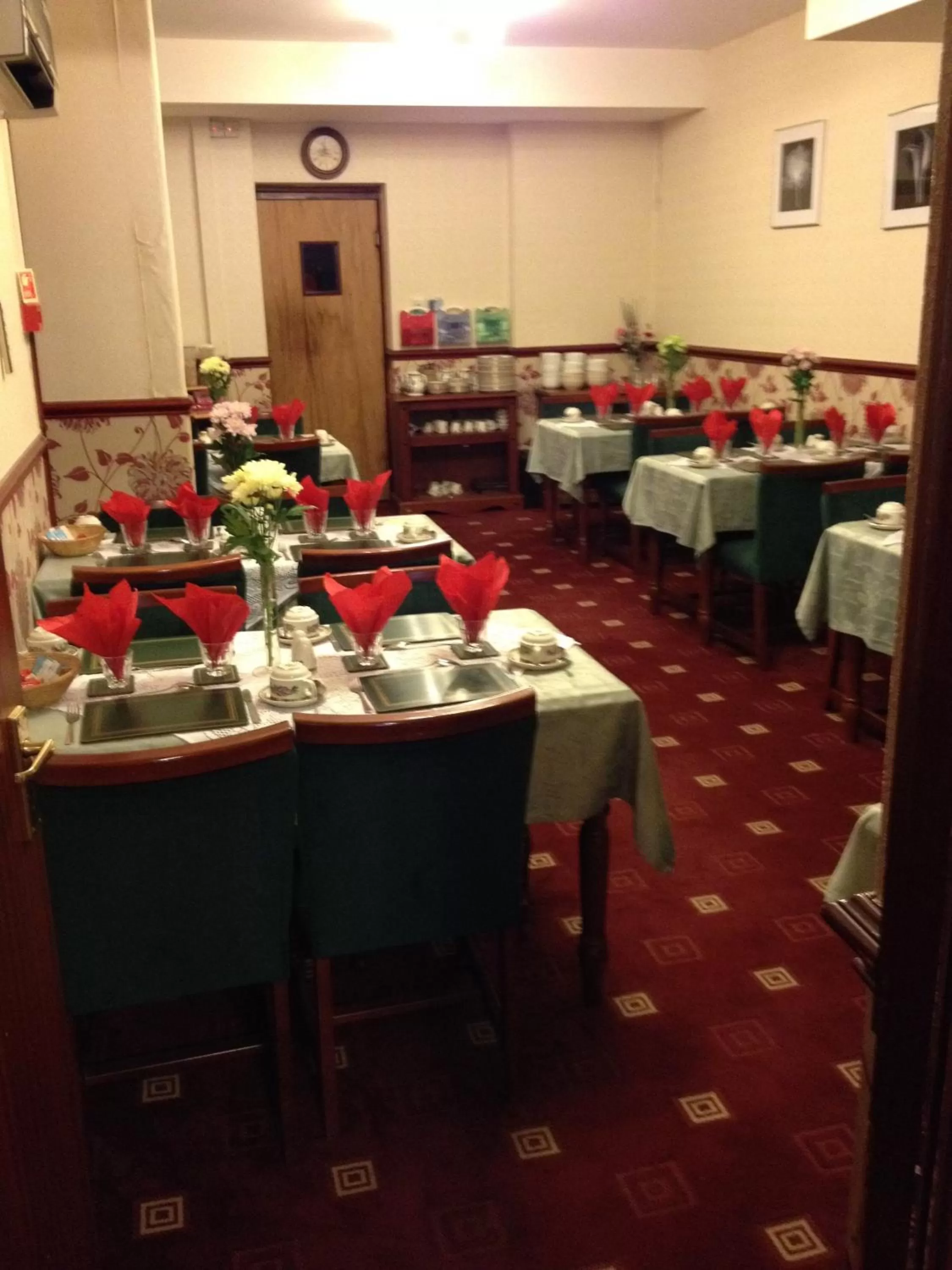 Restaurant/places to eat in Lyndhurst Hotel