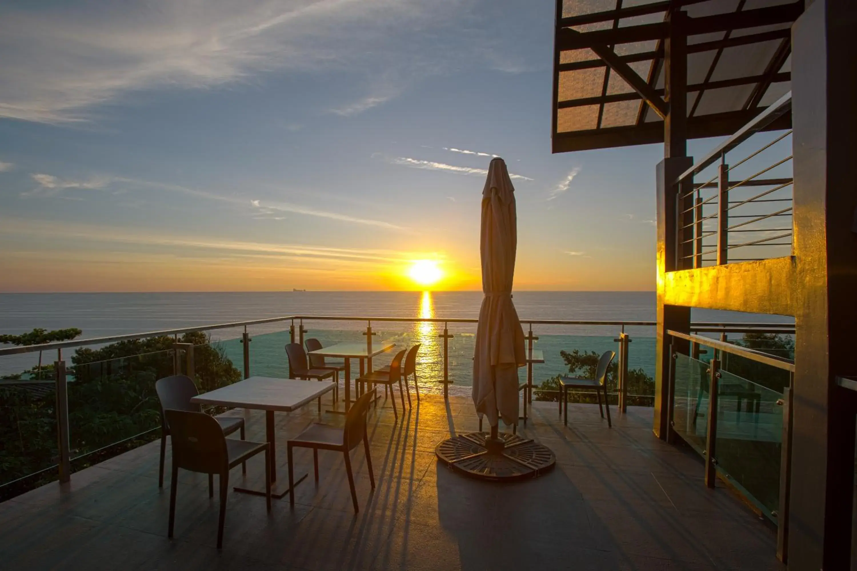 Sunset in Cliff Lanta Suite-Koh Lanta Krabi