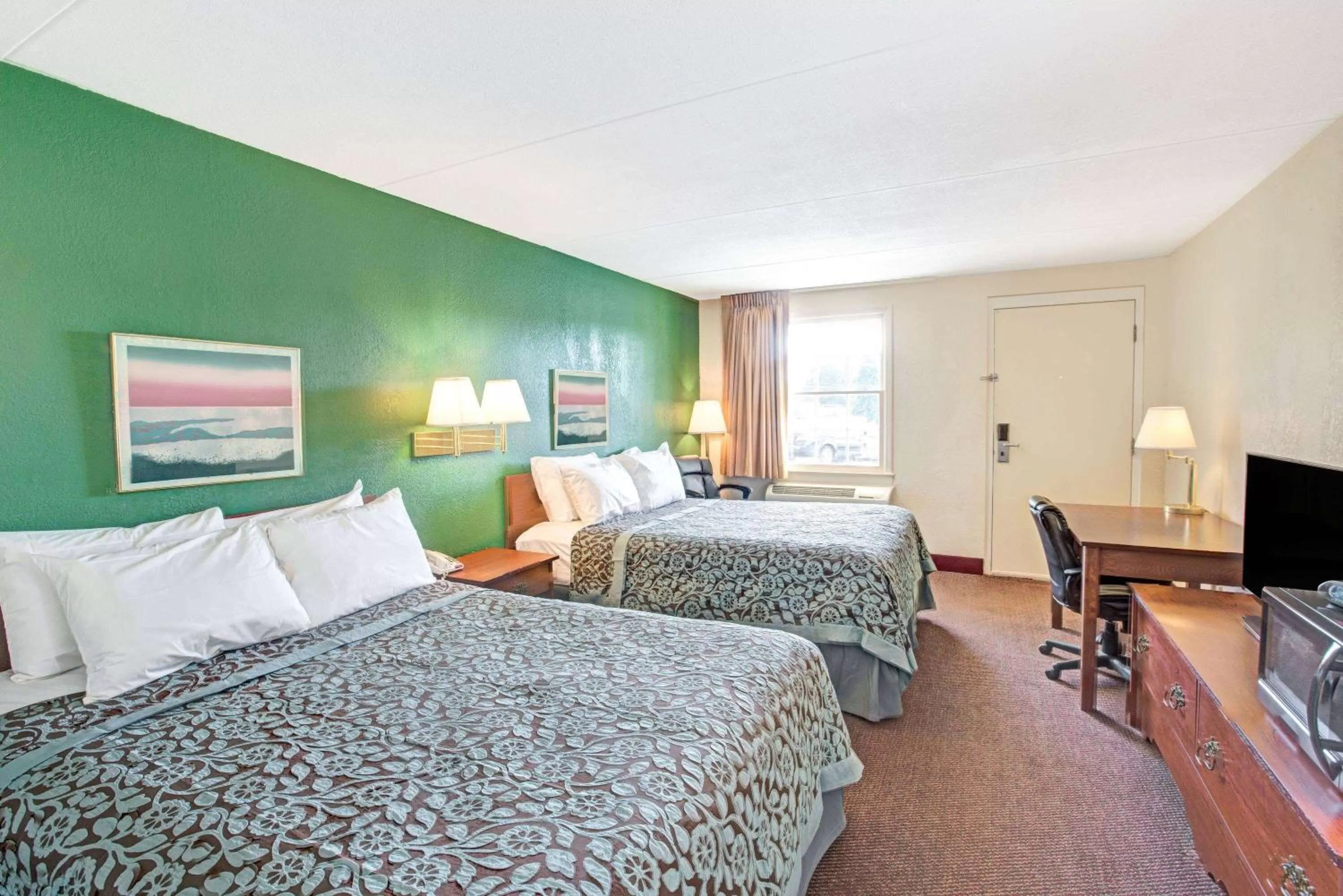 Photo of the whole room, Bed in Days Inn by Wyndham Lincolnton
