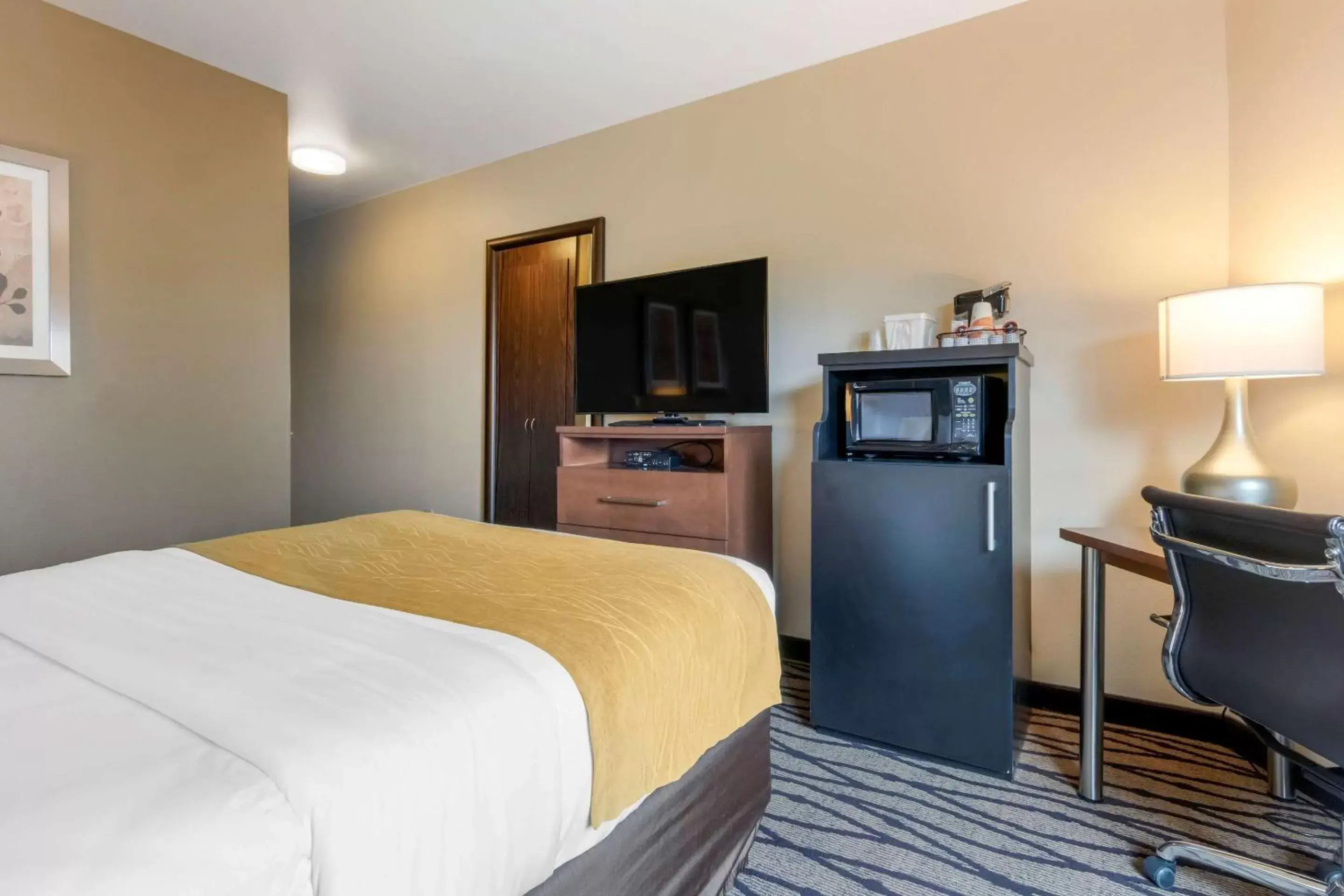 Photo of the whole room, Bed in Comfort Inn & Suites Market - Airport