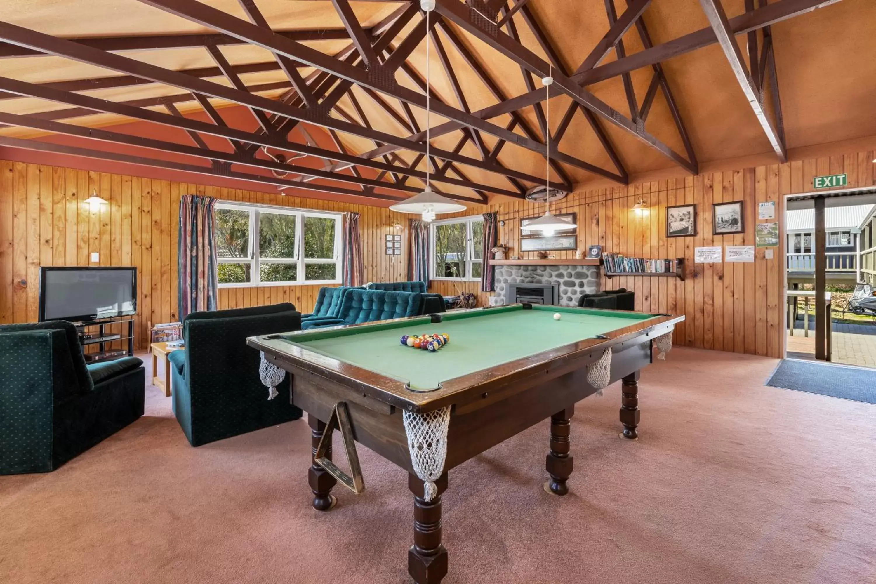Communal lounge/ TV room, Billiards in Sportsmans Lodge Turangi