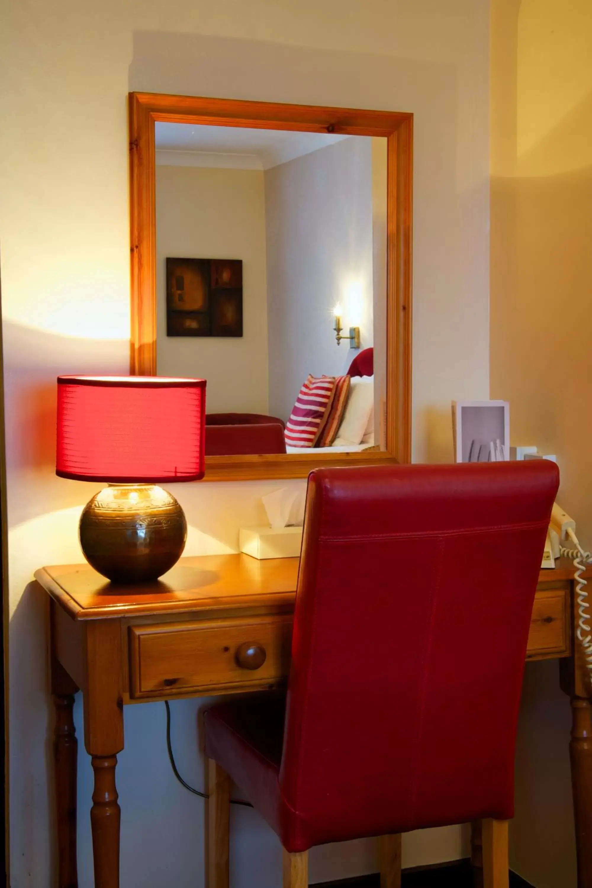 Seating area, TV/Entertainment Center in Best Western Princes Marine Hotel