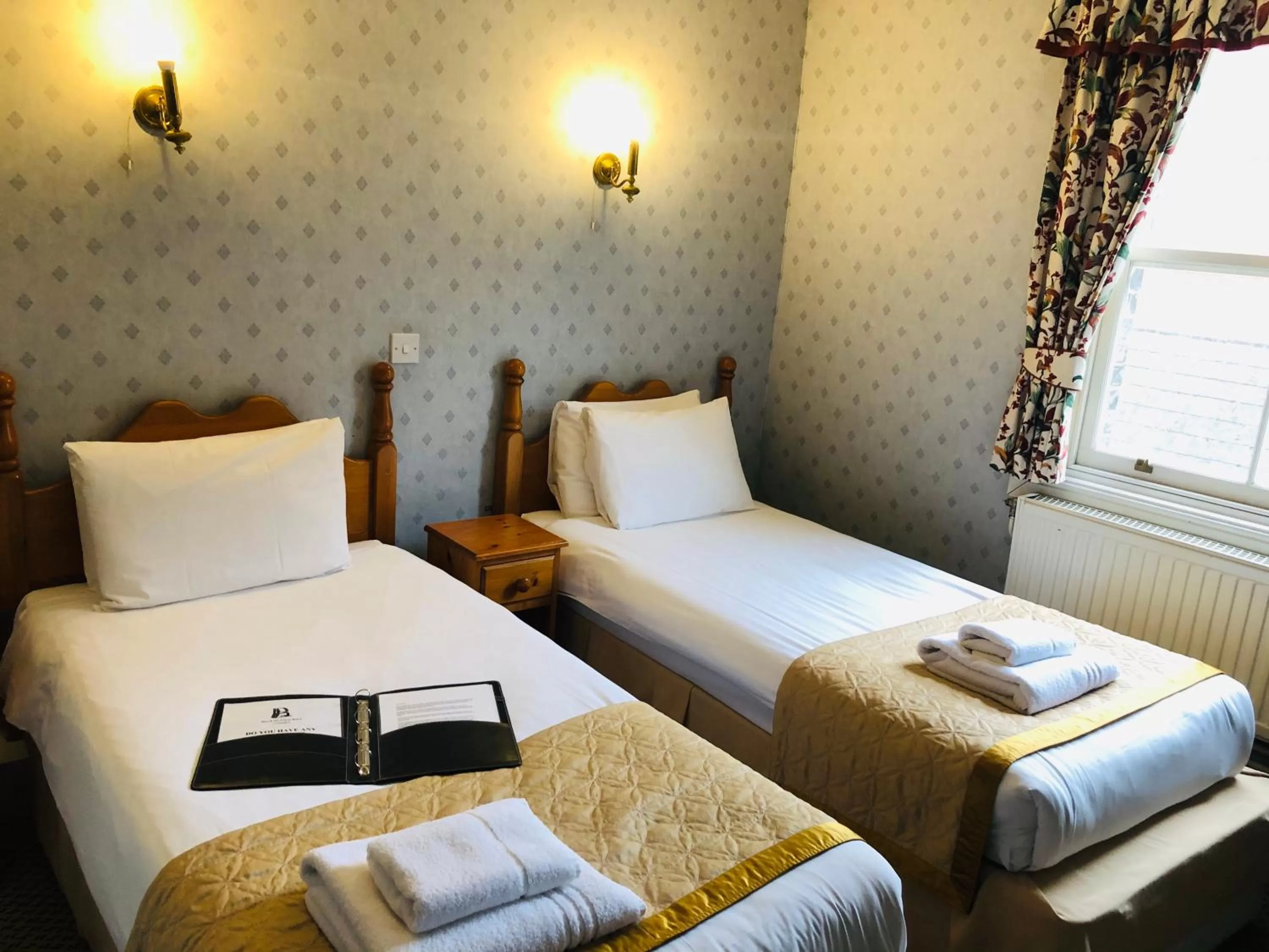 Bed in Brook Red Lion Hotel