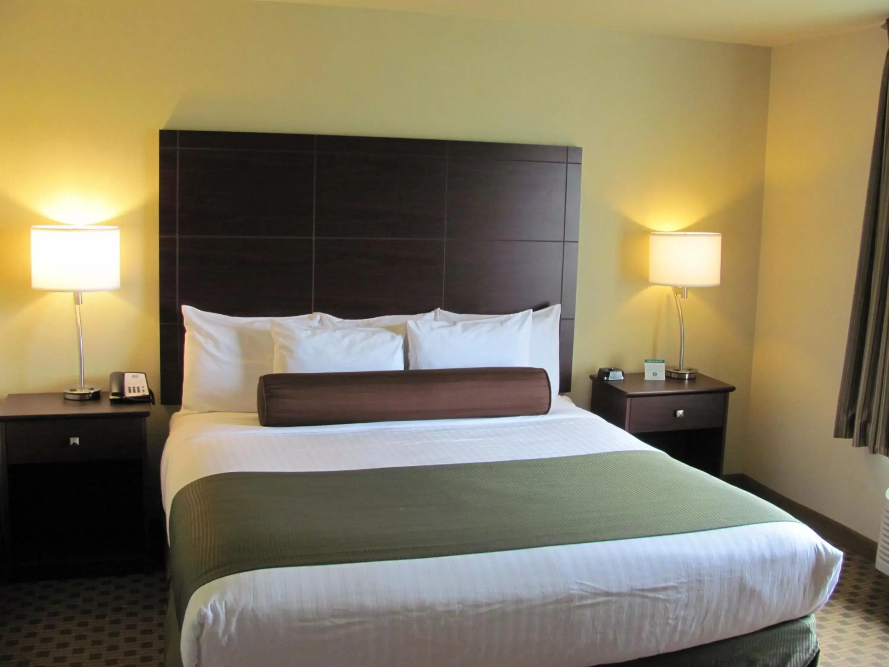 Bed in Cobblestone Inn & Suites - Ambridge