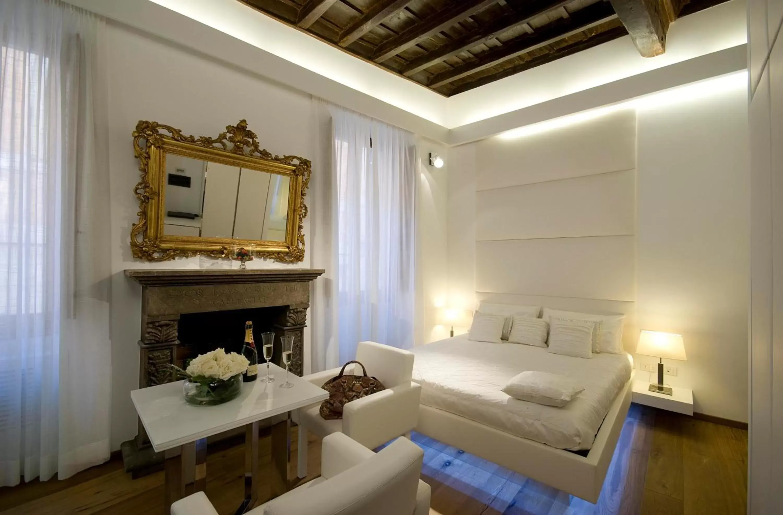Bedroom, Seating Area in Gigli D'Oro Suite