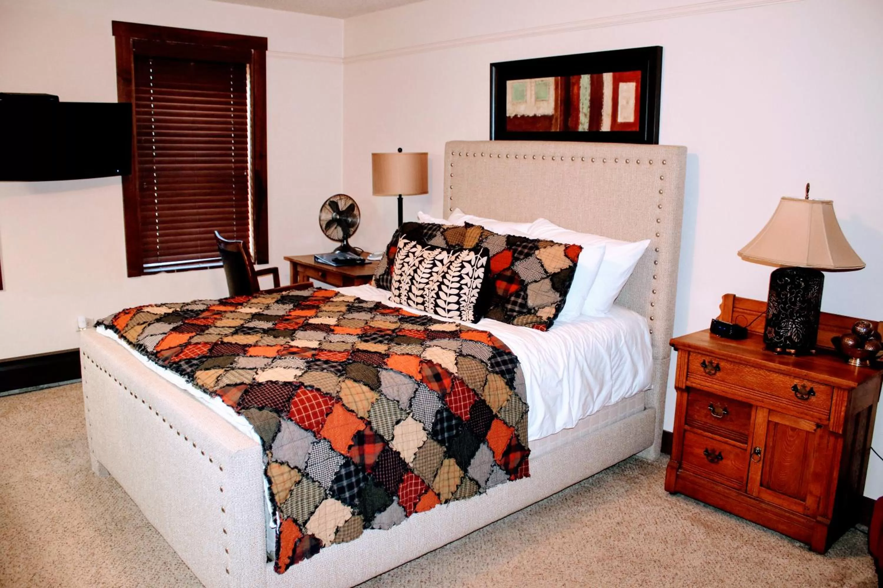 Bed in Iowa House Historic Inn