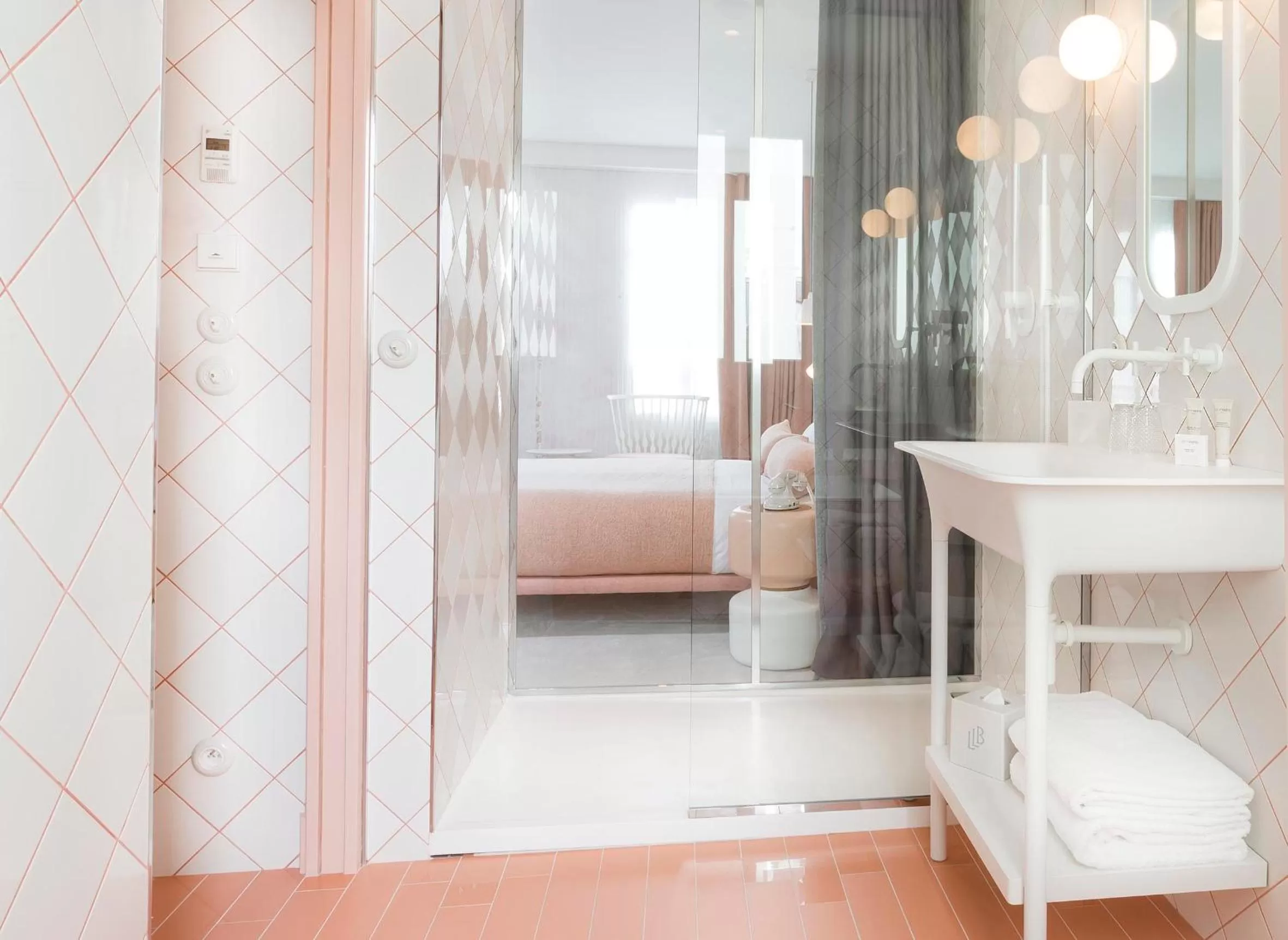 Shower, Bed in Hotel le Lapin Blanc