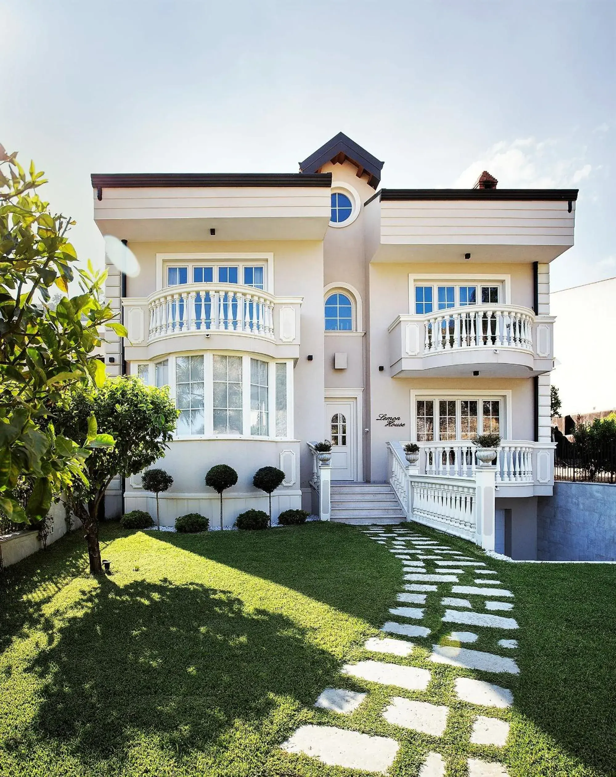 Facade/entrance, Property Building in Lemon House