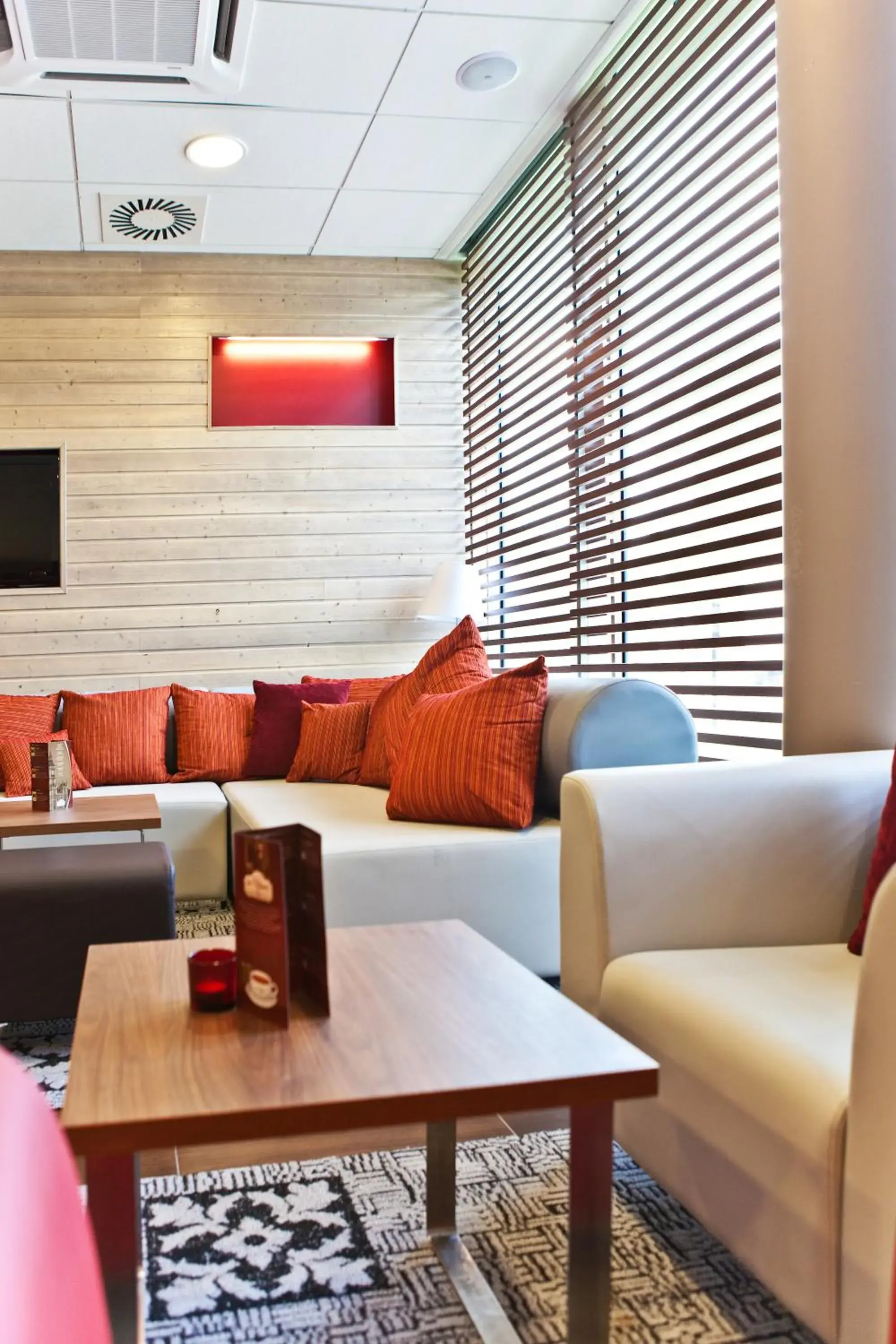 Communal lounge/ TV room, Seating Area in Campanile Hotel Wroclaw Centrum