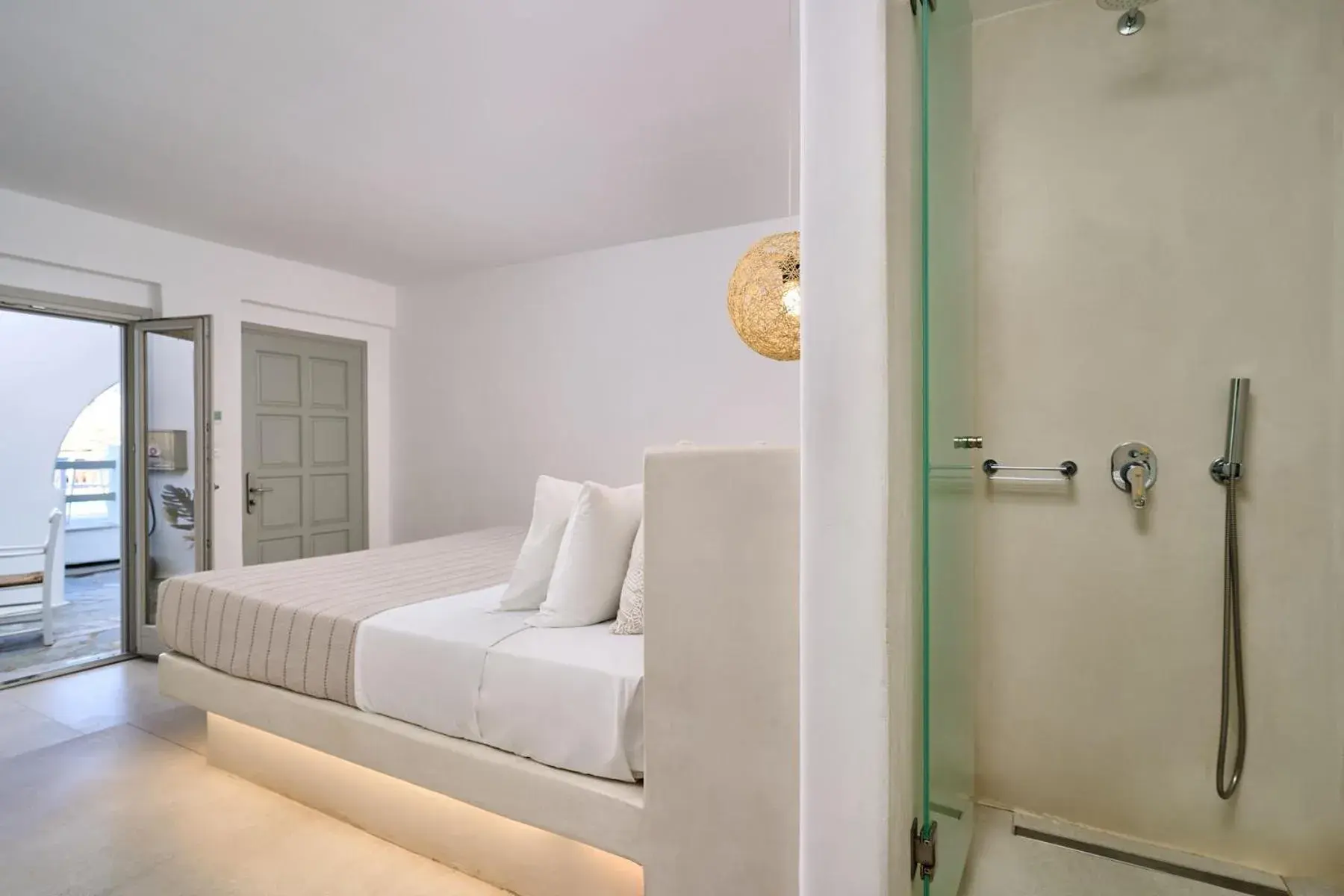 Shower, Bed in Paolas own Boutique Hotel