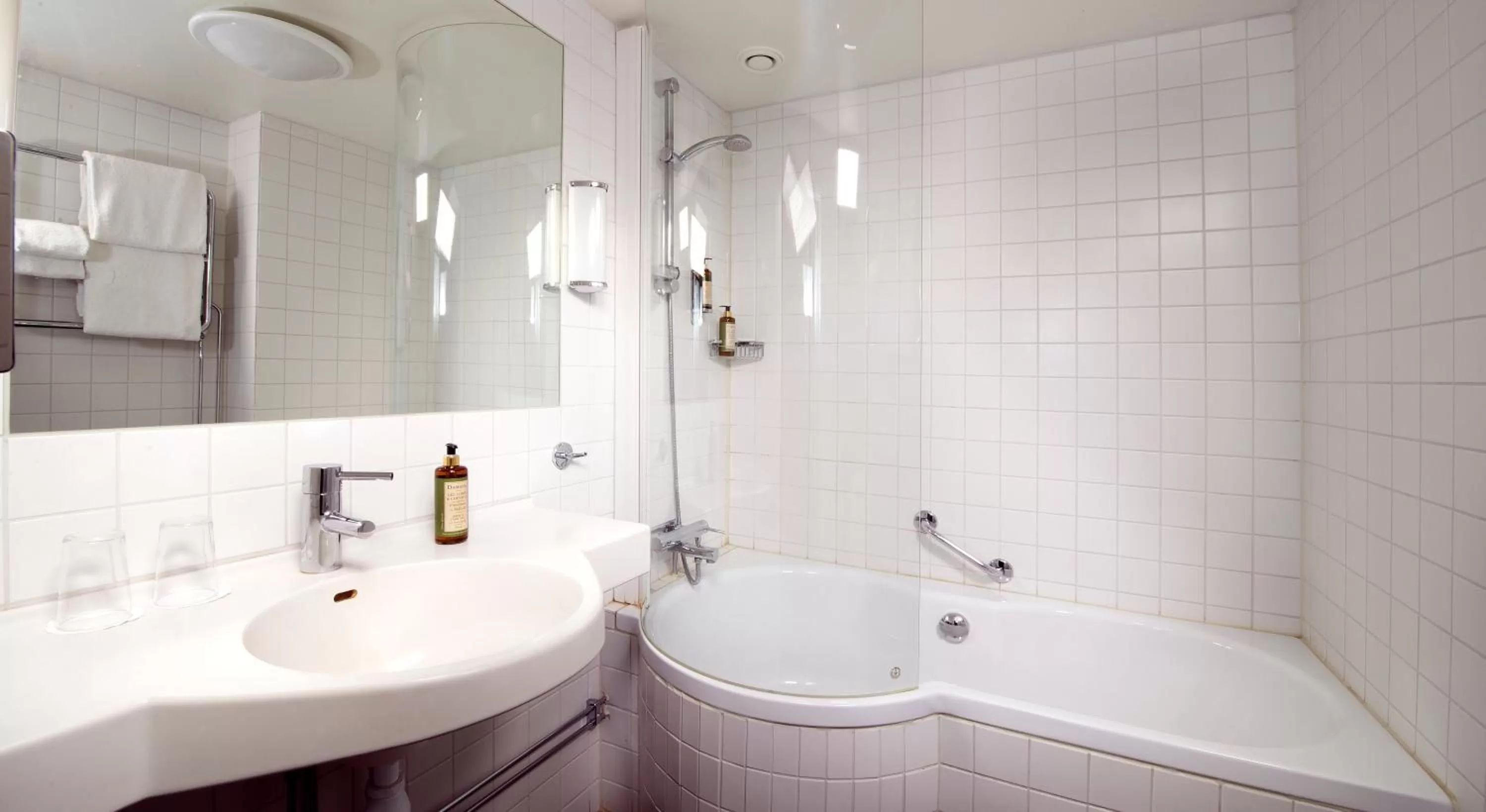 Toilet in Home Hotel Wellington