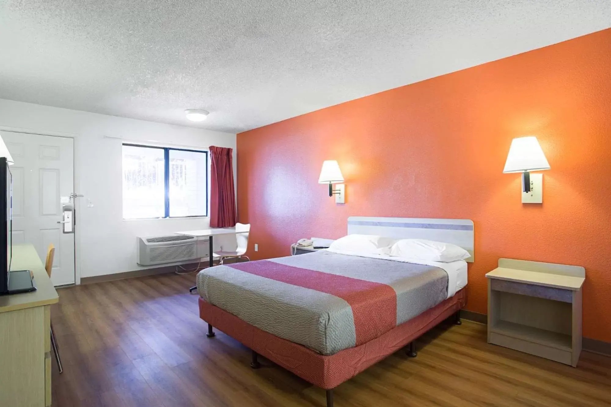 TV and multimedia, Bed in Motel 6-Kingman, AZ - Route 66 West