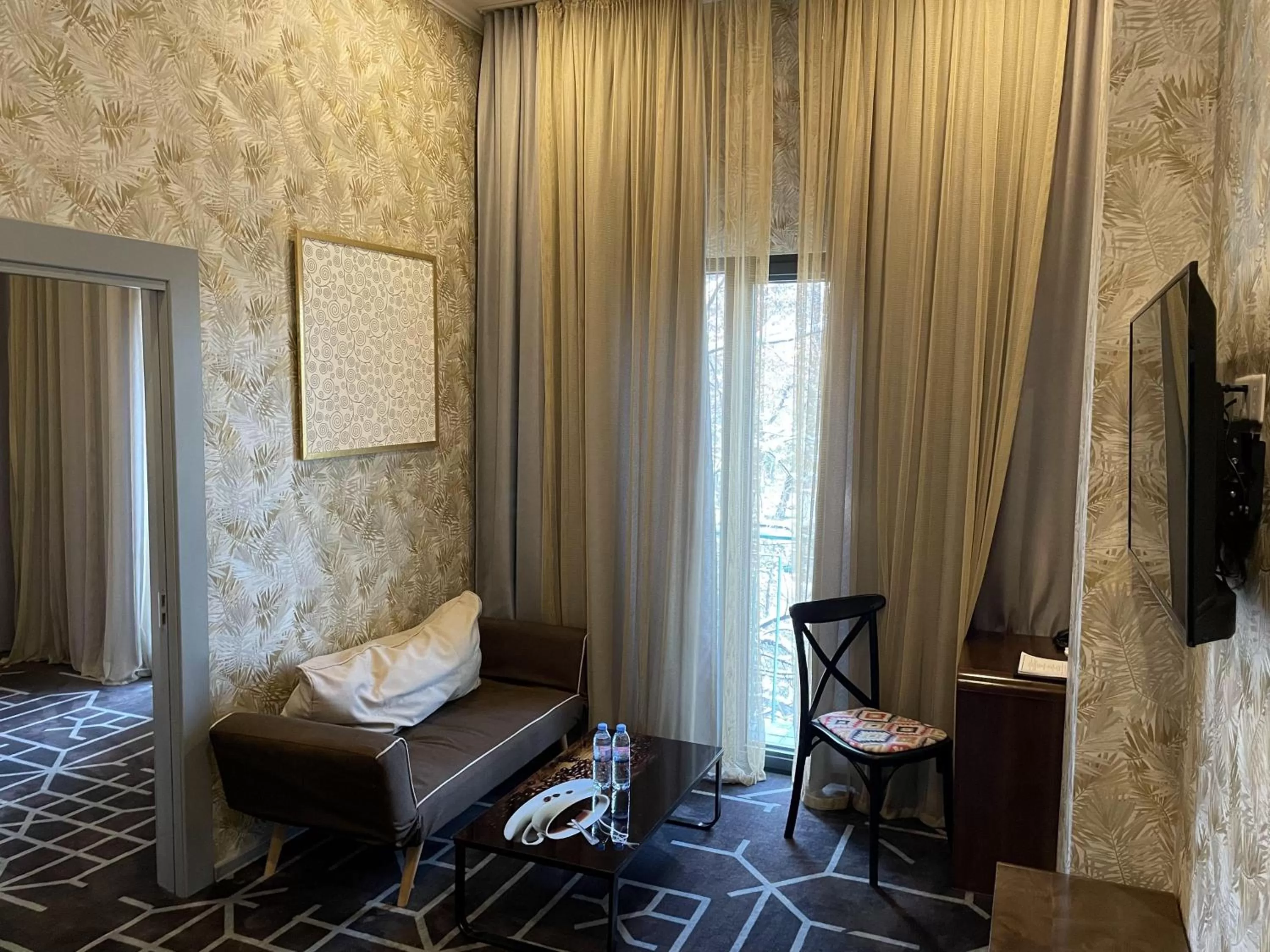 Seating area, Bed in City Centre Hotel