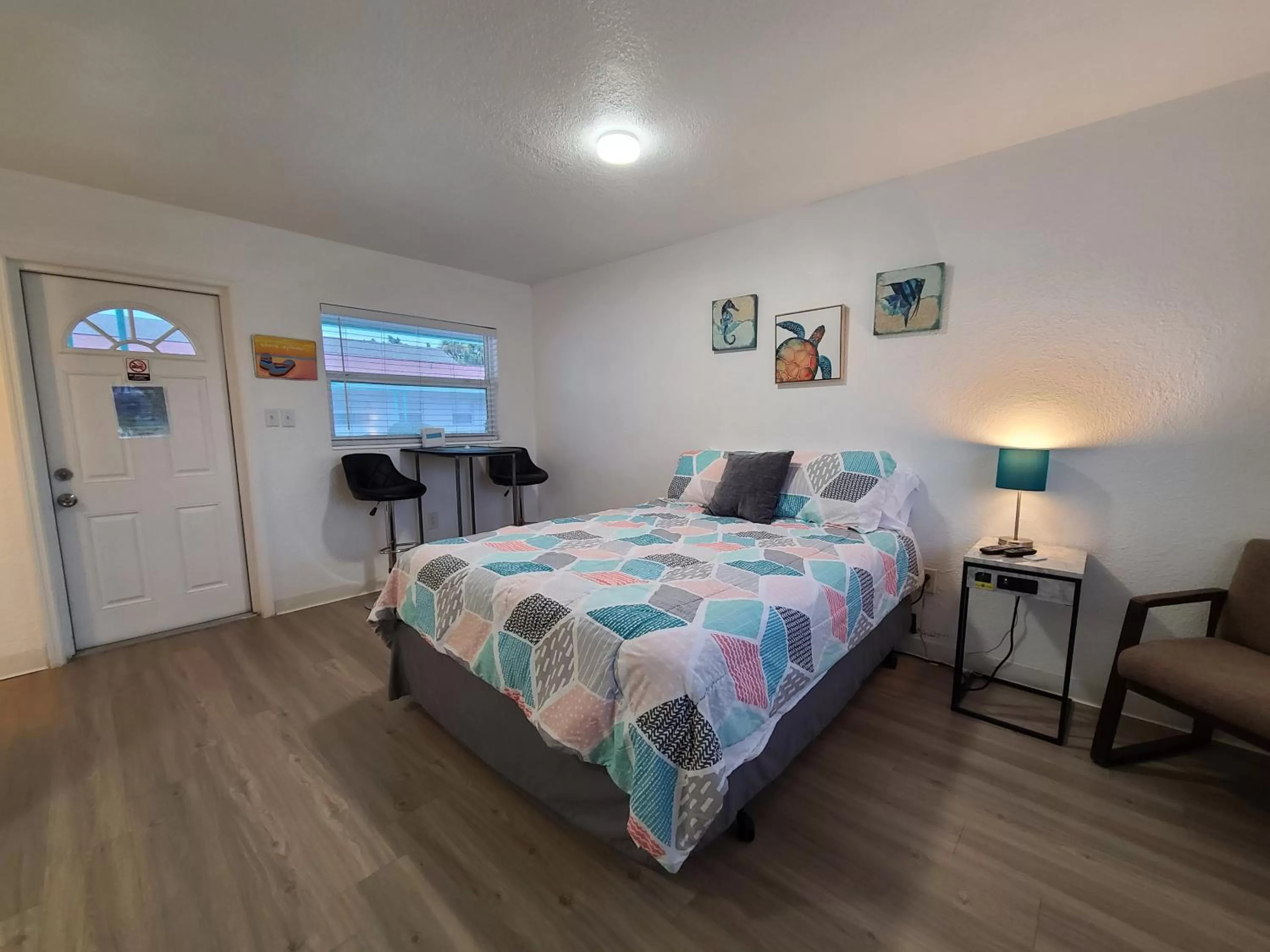 Bed in Sun Island Motel