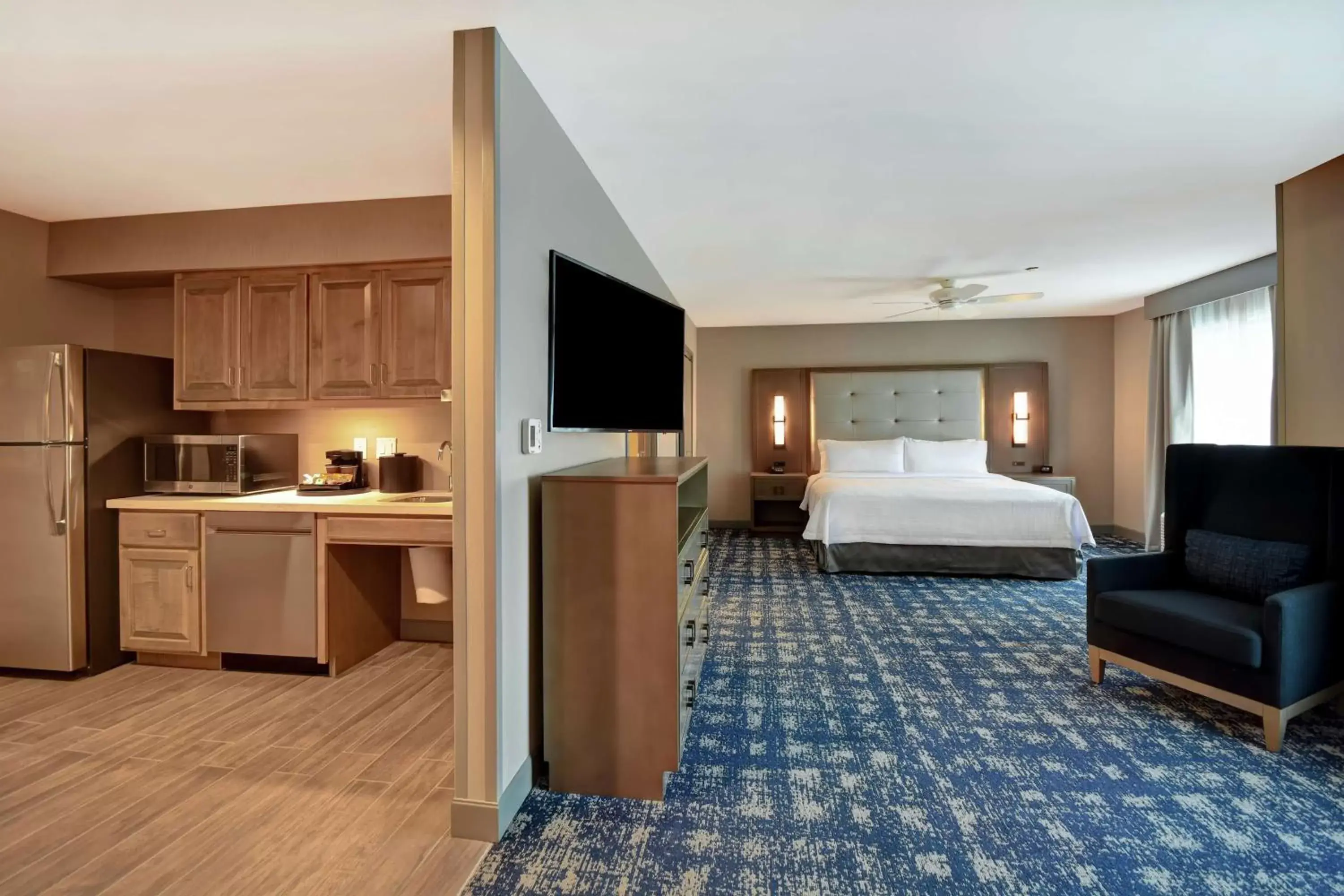 Bedroom, Kitchen/Kitchenette in Homewood Suites By Hilton Orange New Haven