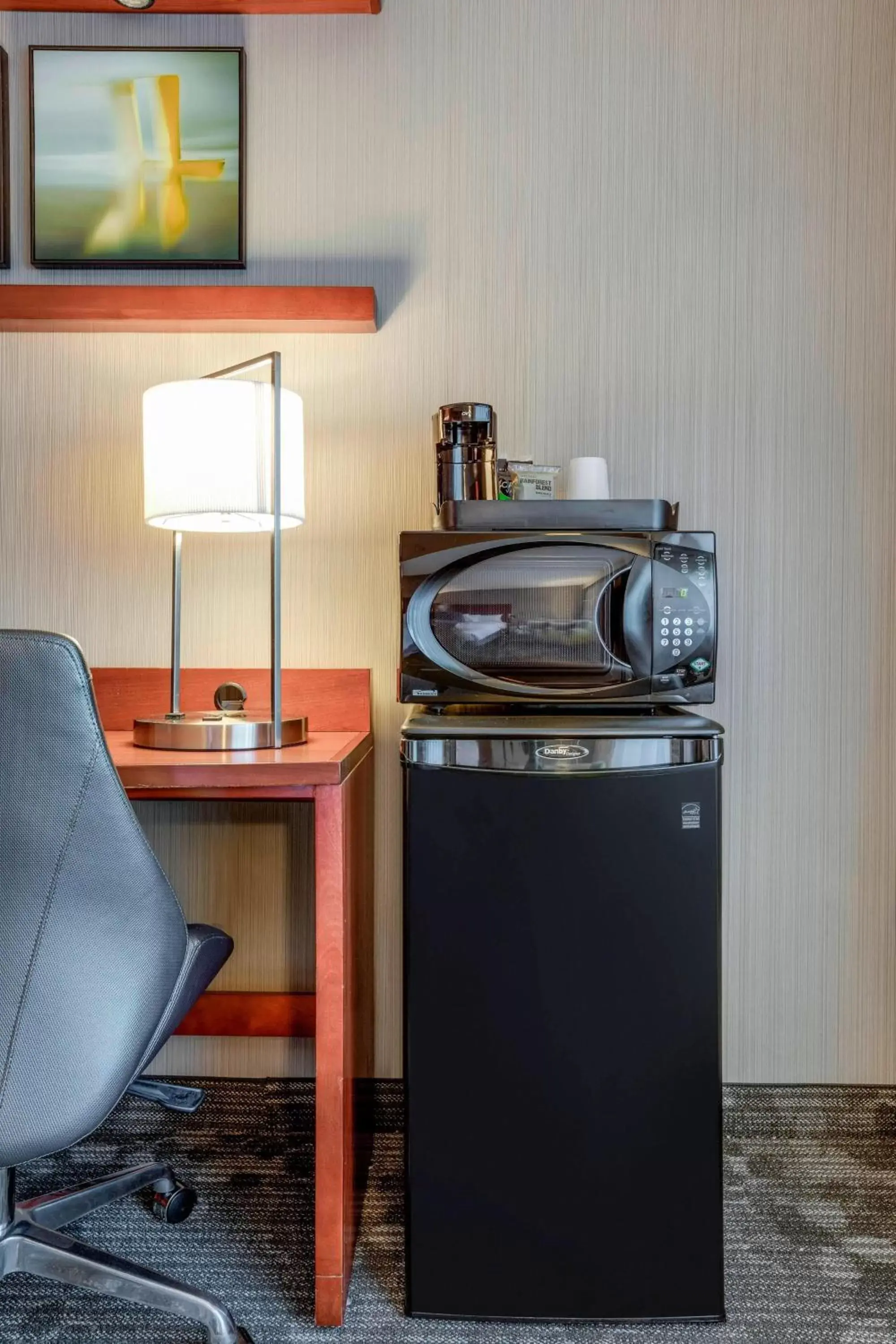 Photo of the whole room, Kitchen/Kitchenette in Courtyard by Marriot Cranbury South Brunswick