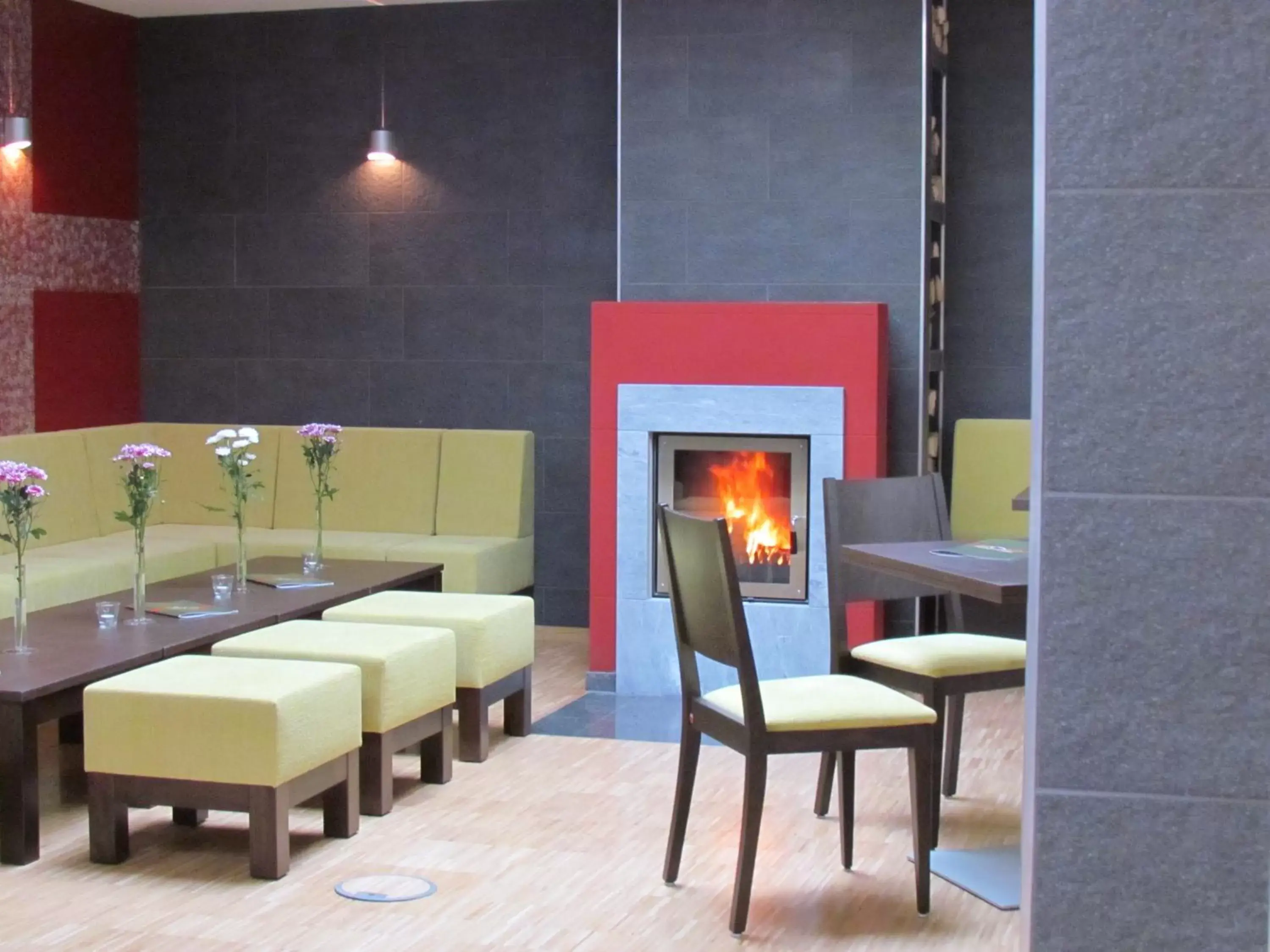 Lounge or bar, Restaurant/Places to Eat in HOLI-Berlin Hotel