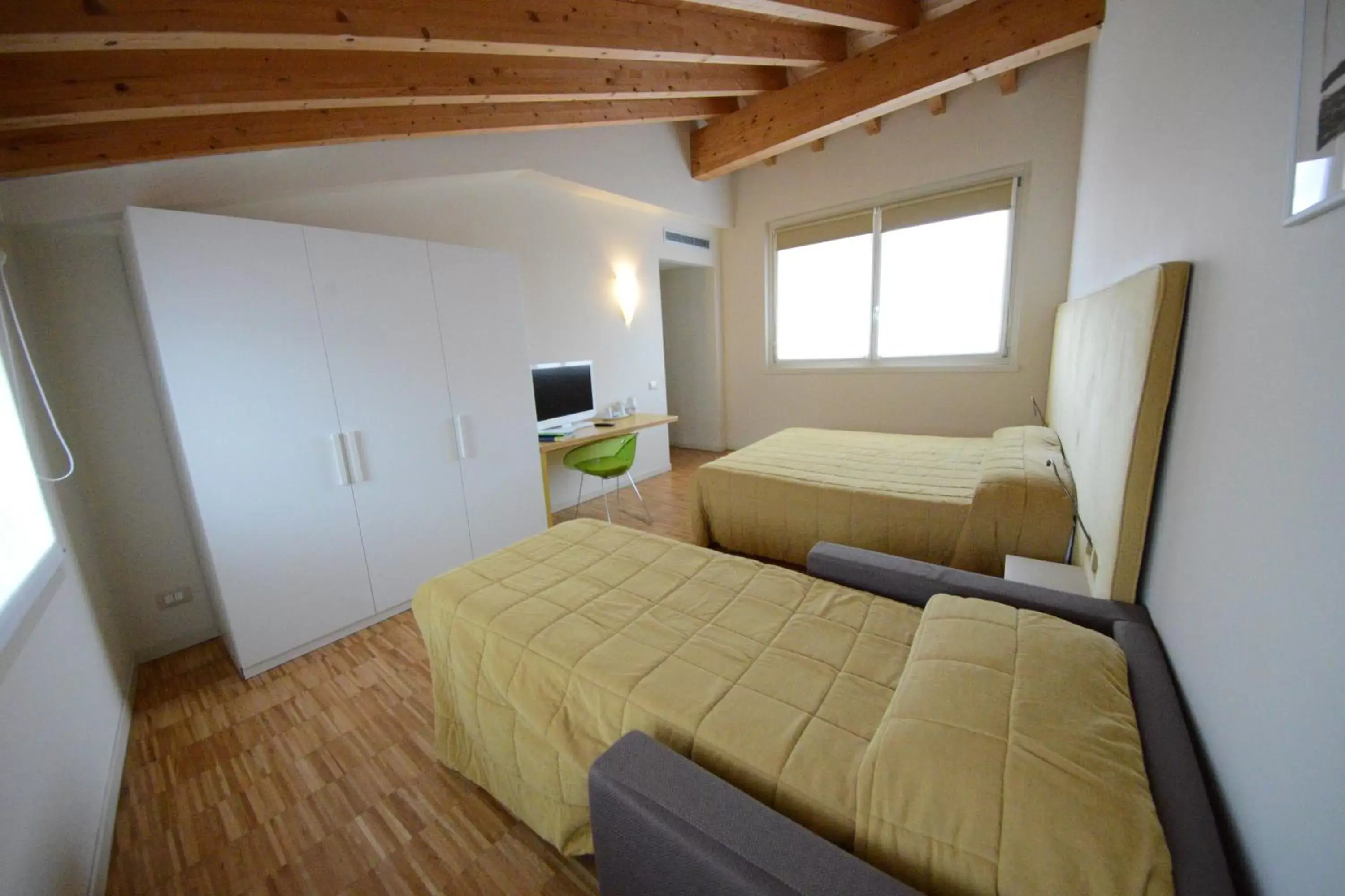 Photo of the whole room, Bed in Stile Libero