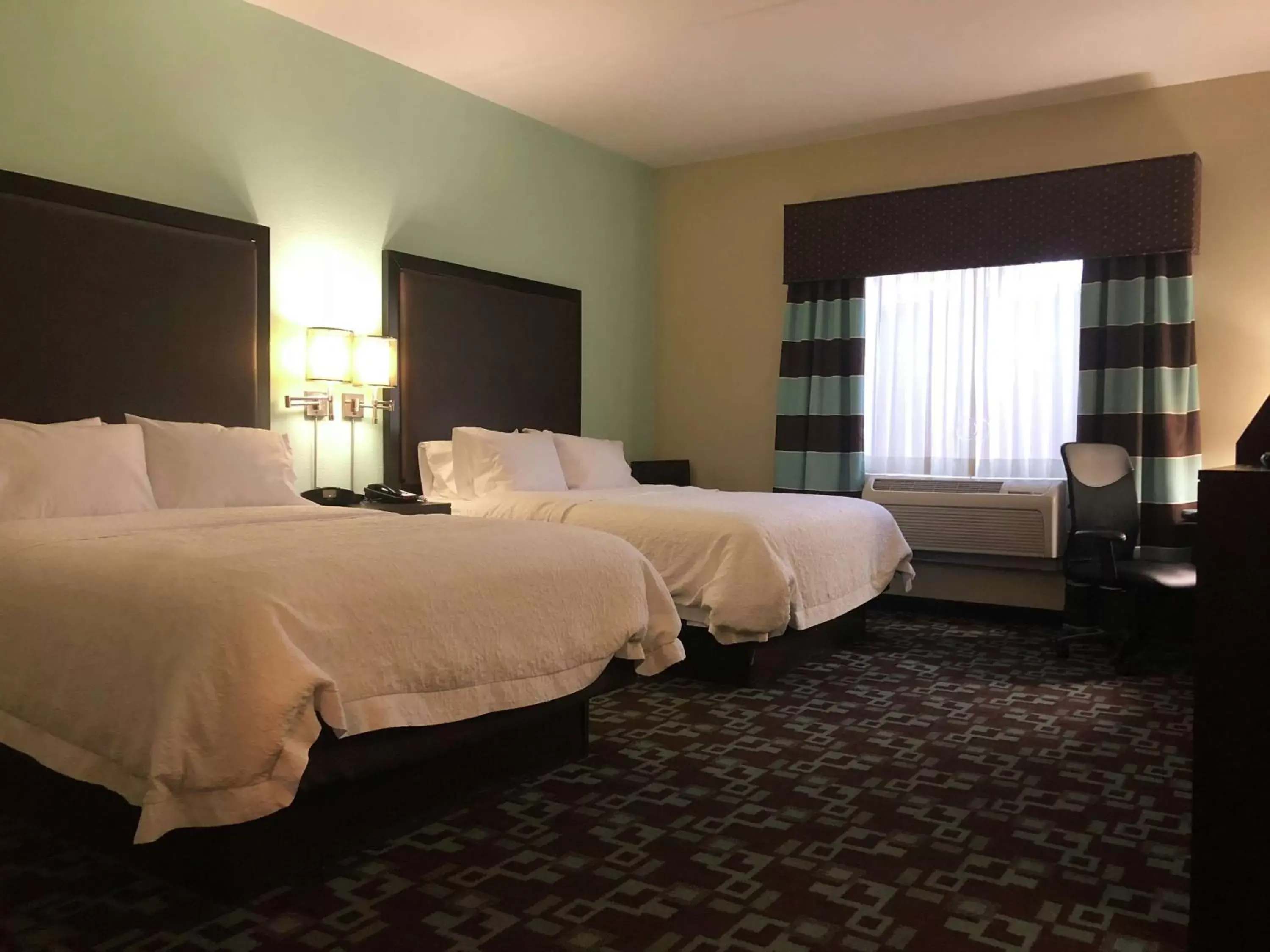 Bedroom, Bed in Hampton Inn & Suites Nashville at Opryland