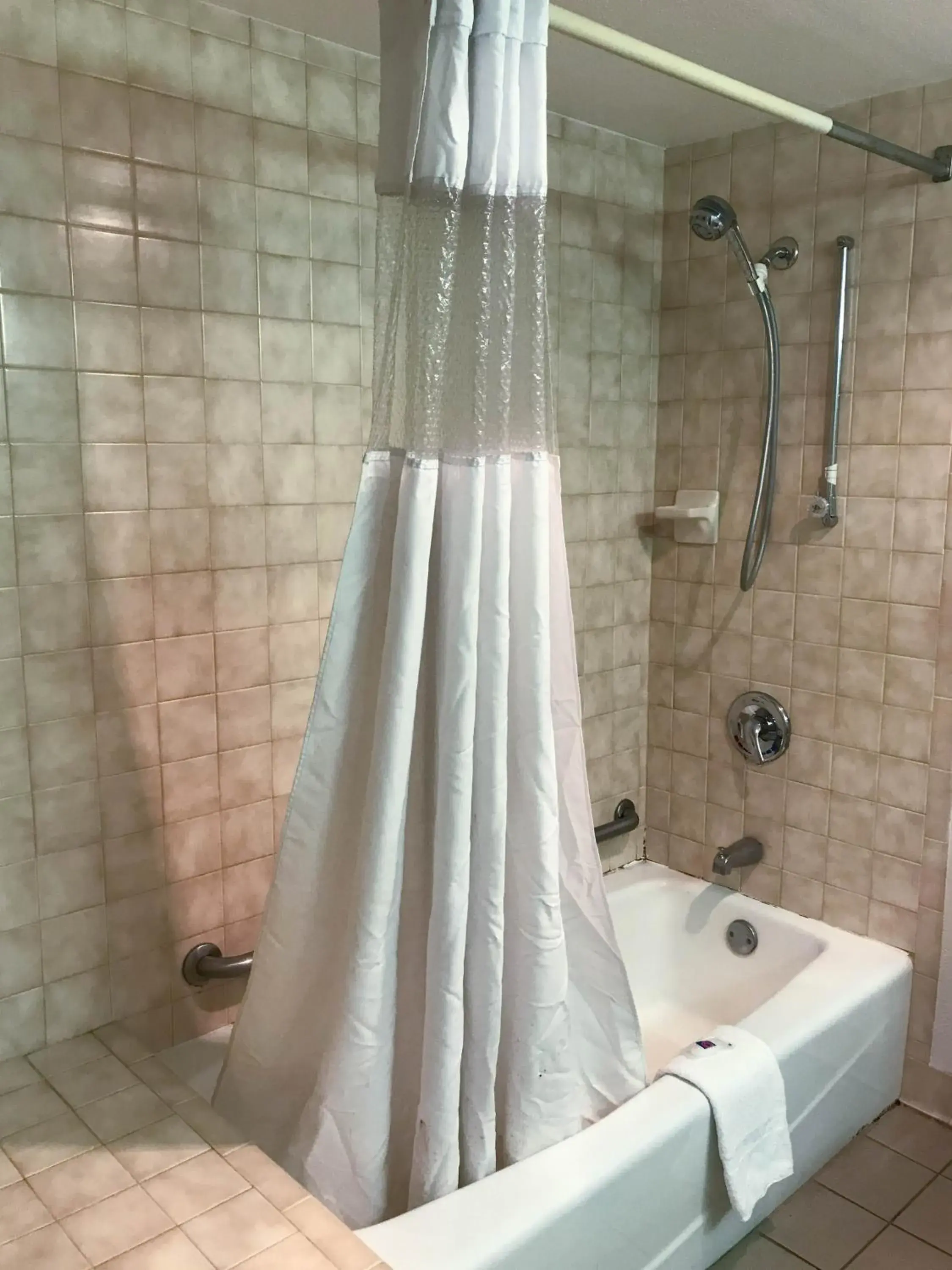 Shower, Bathroom in Motel 6 - Bartlesville, OK