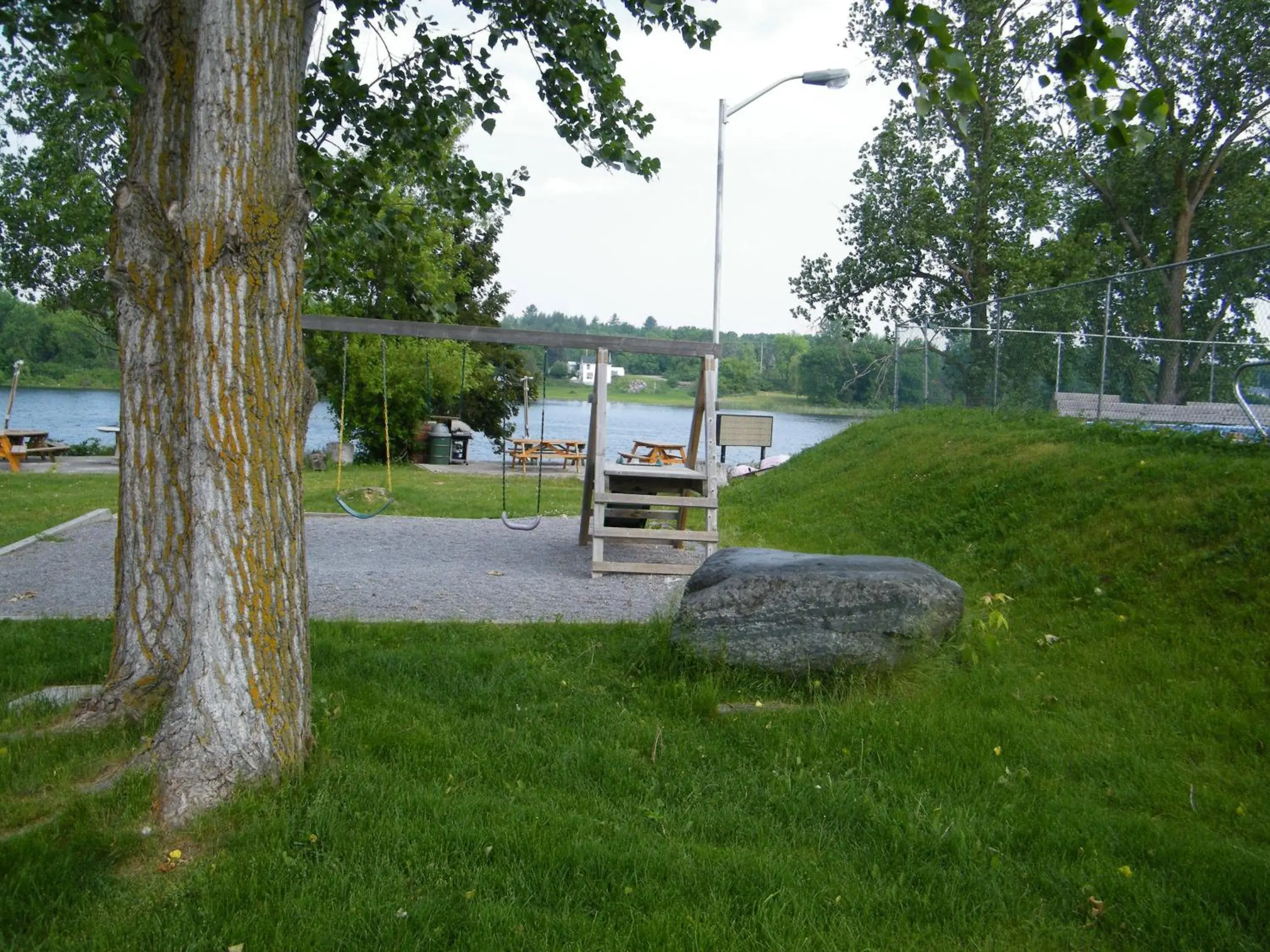 Facade/entrance, Garden in Campbellford River Inn