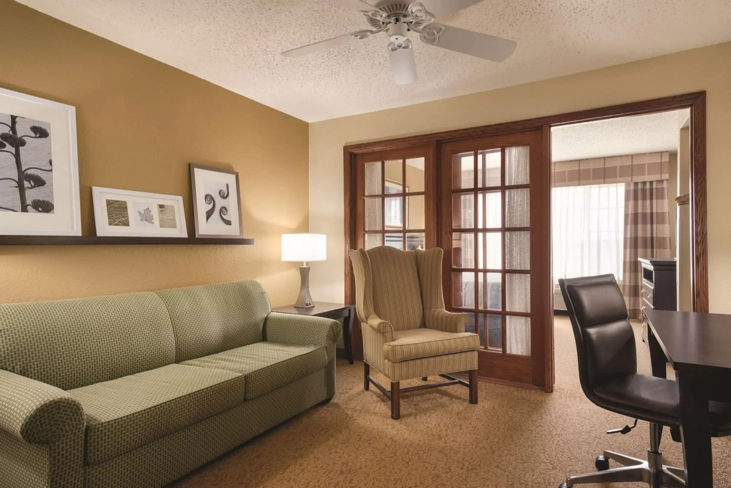 Living room, Seating Area in Country Inn & Suites by Radisson, West Bend, WI