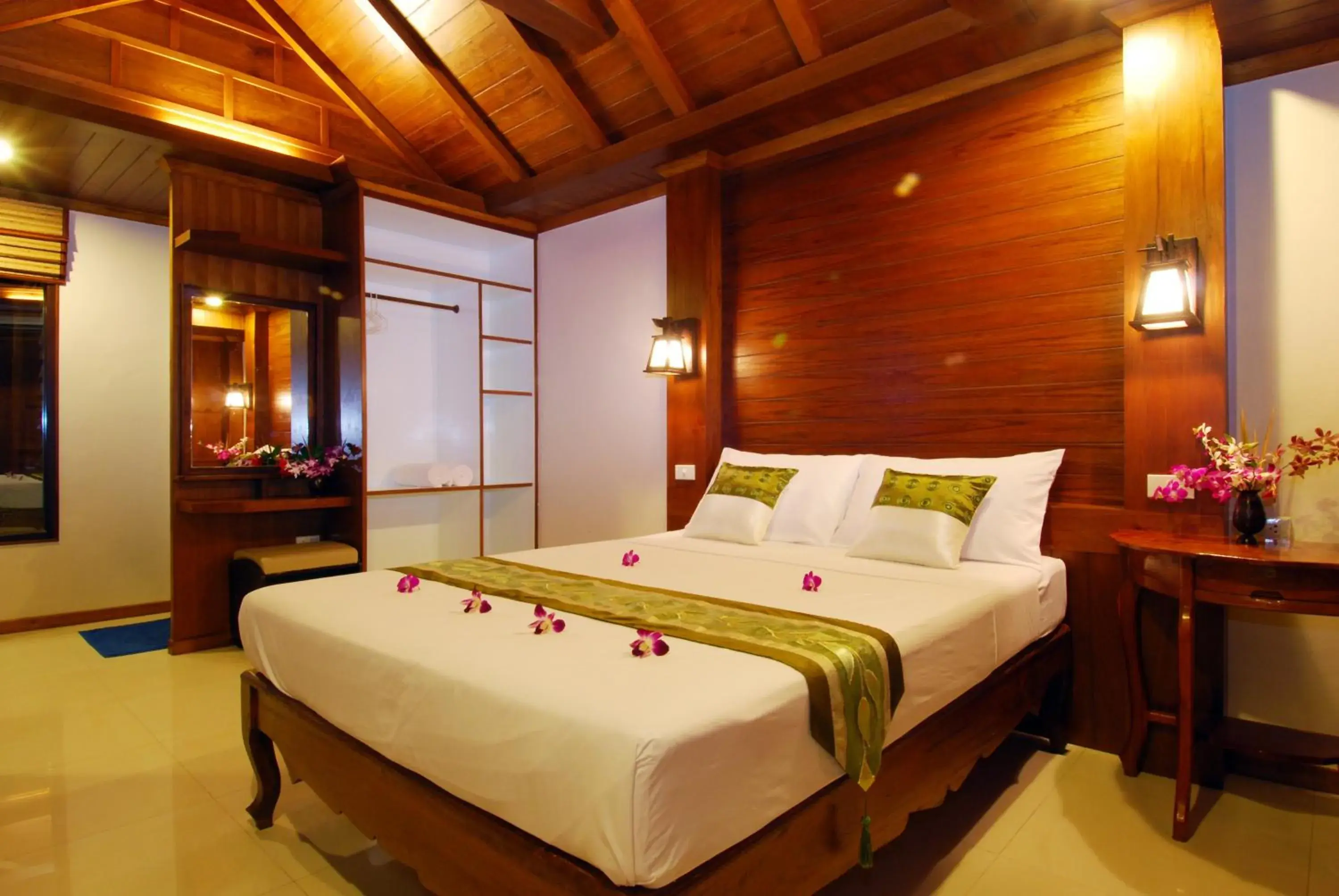 Bedroom, Bed in Baan Pakgasri Hideaway