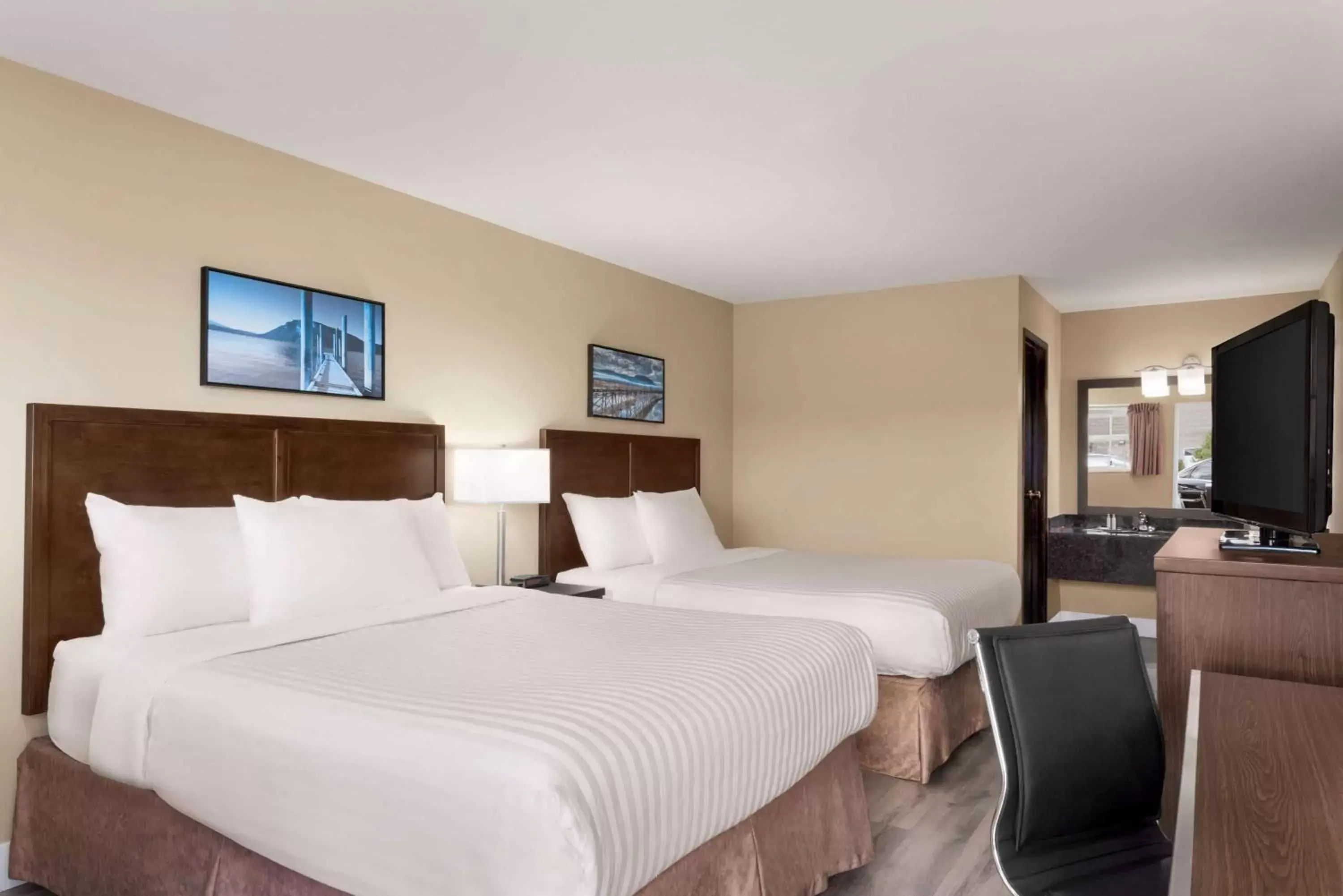 Bedroom, Bed in Travelodge by Wyndham Salmon Arm BC