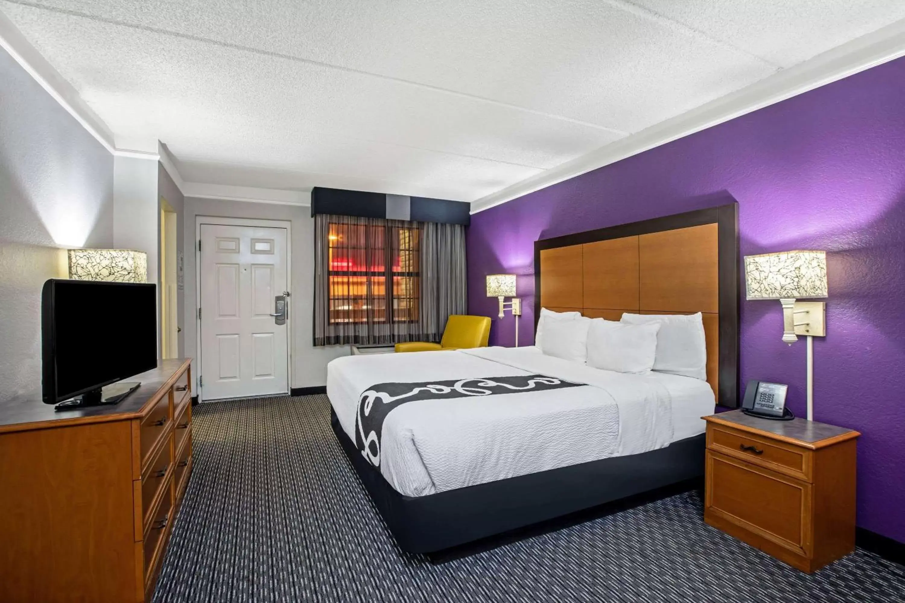 Photo of the whole room, Bed in La Quinta Inn by Wyndham Sacramento North