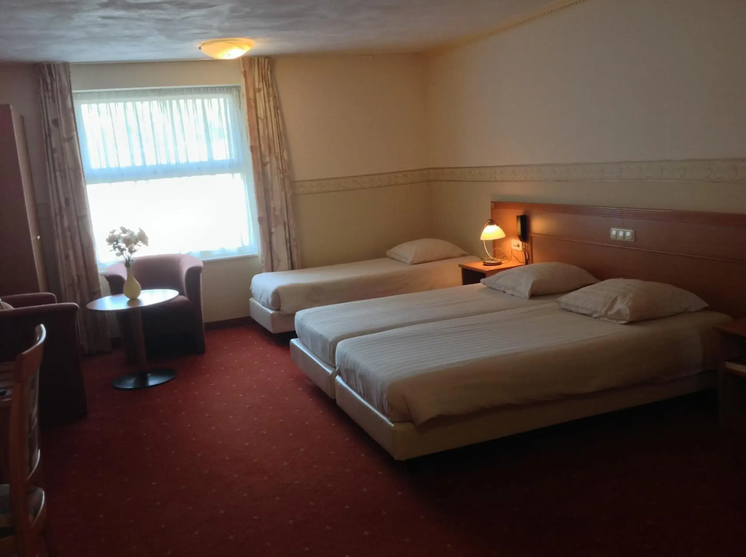 Photo of the whole room, Bed in SuyderSee Hotel
