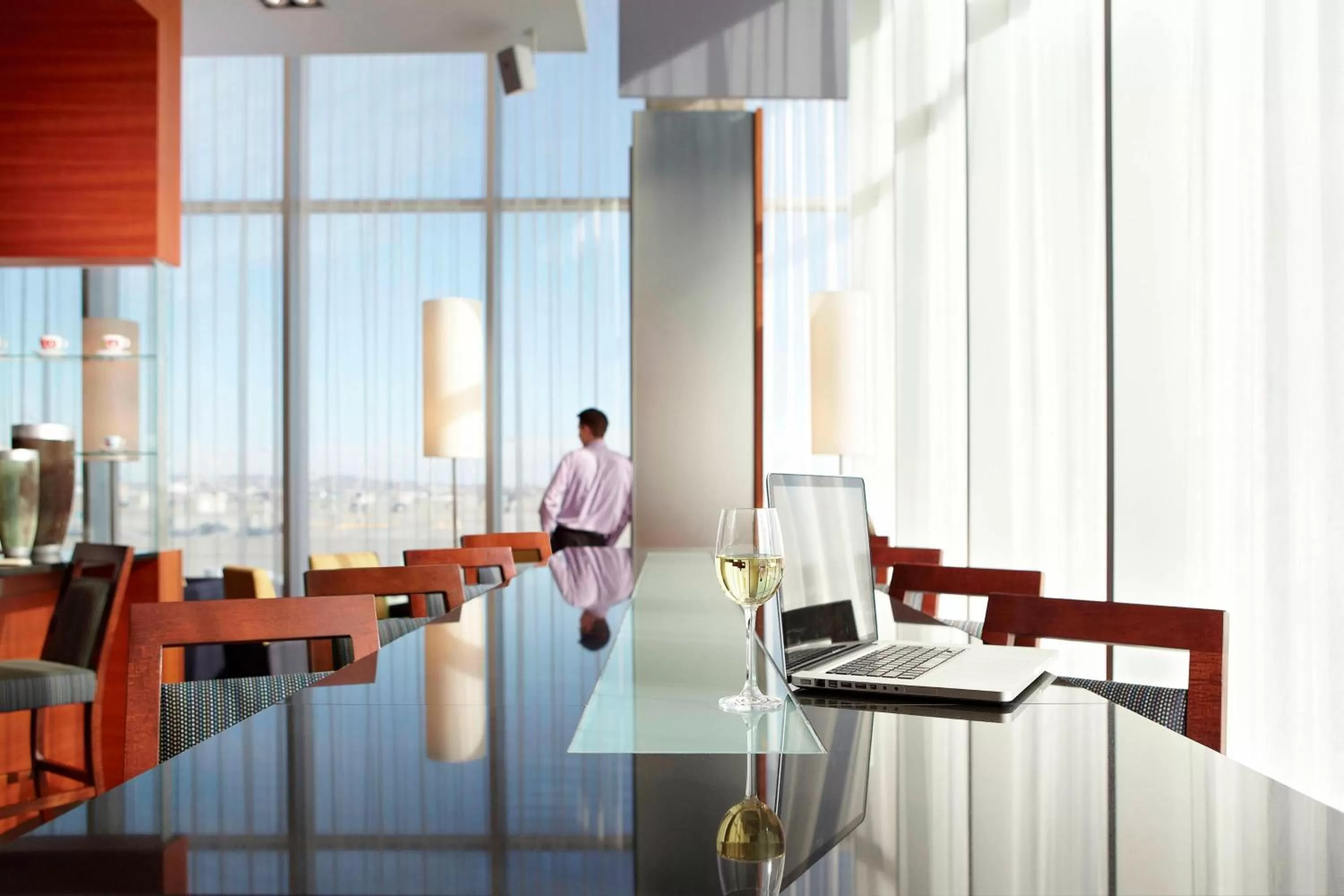 Lounge or bar in Marriott Montreal Airport In-Terminal Hotel