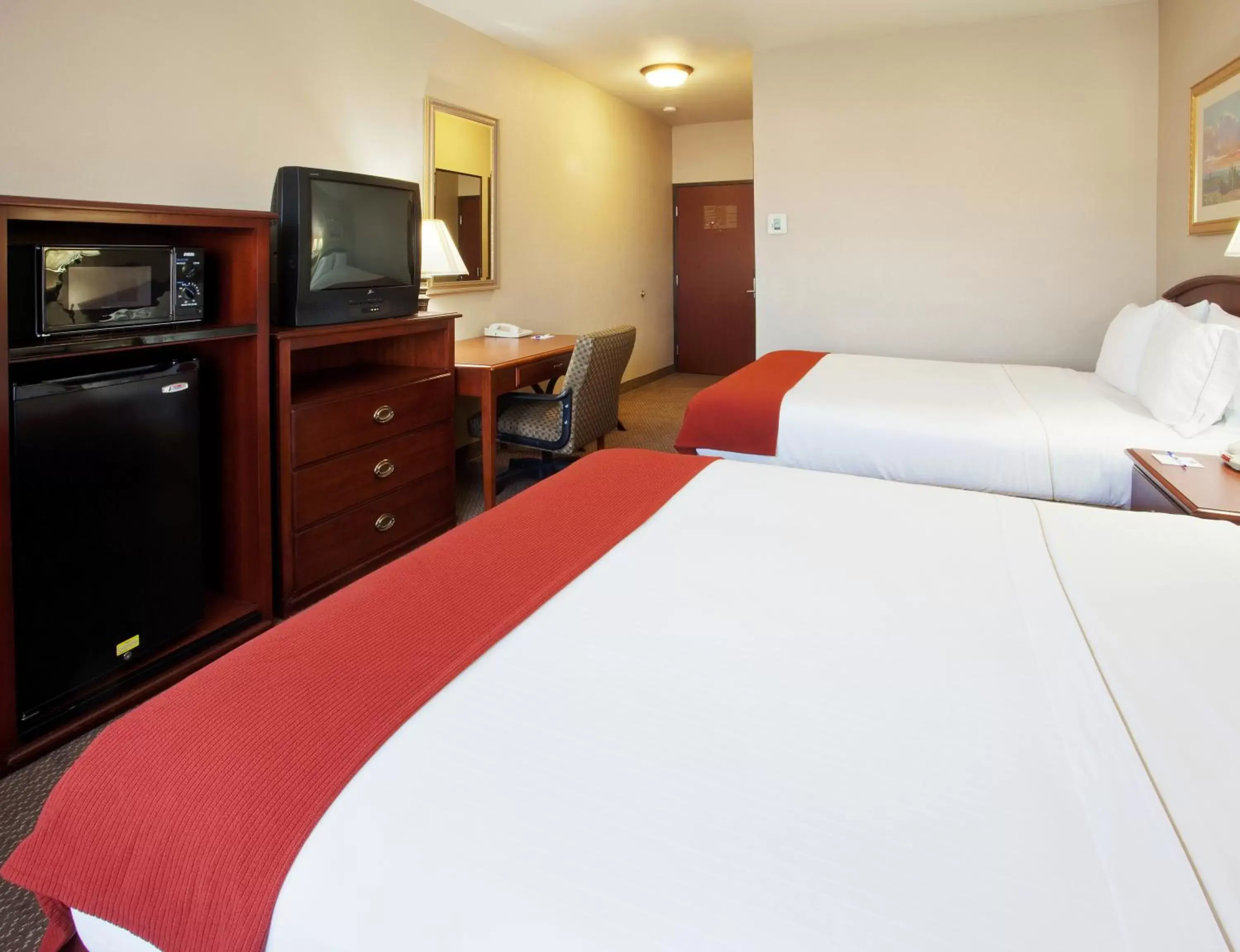 Photo of the whole room, Bed in Holiday Inn Express- West Sacramento, an IHG Hotel