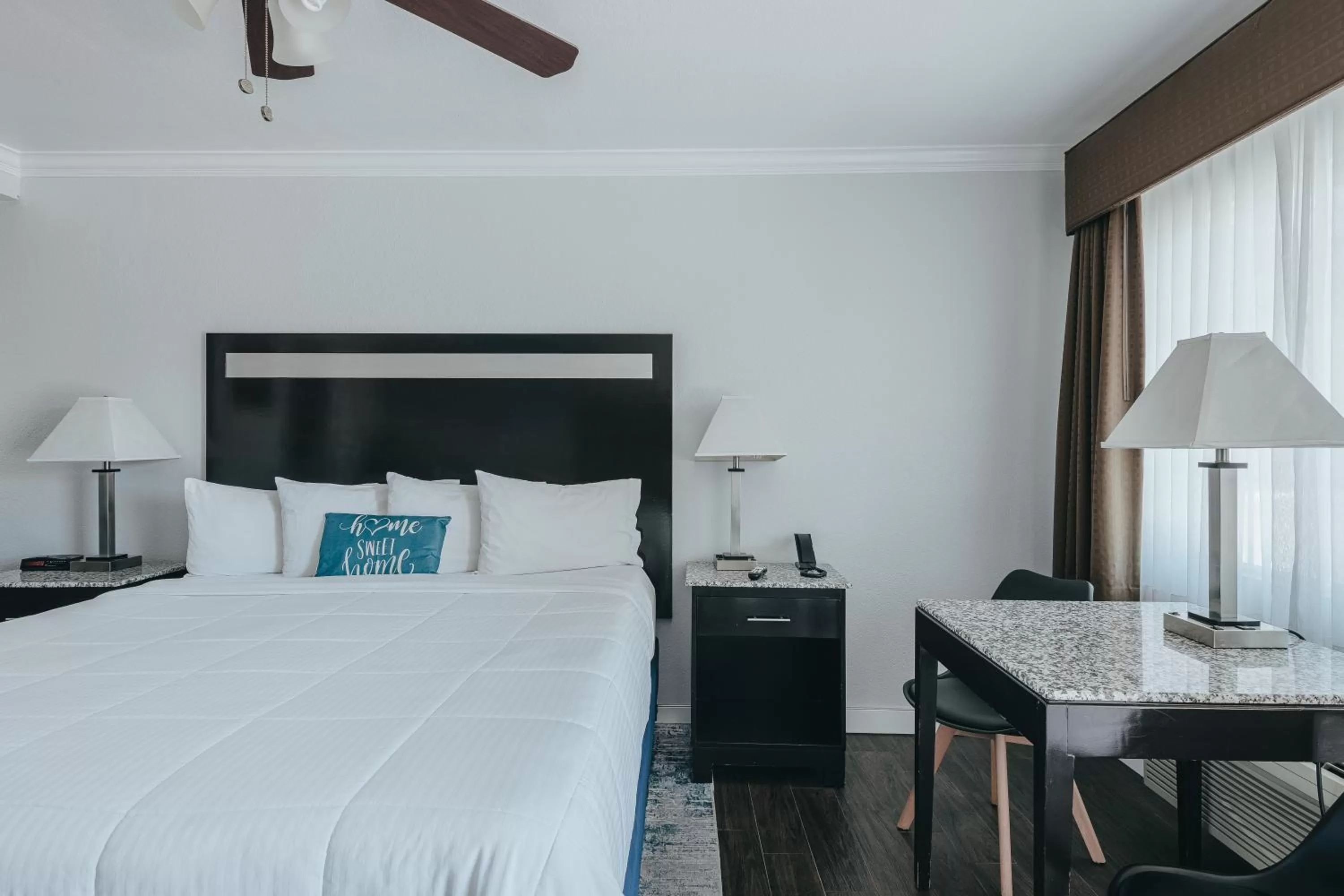 Bed in Sea Air Inn & Suites - Downtown - Restaurant Row